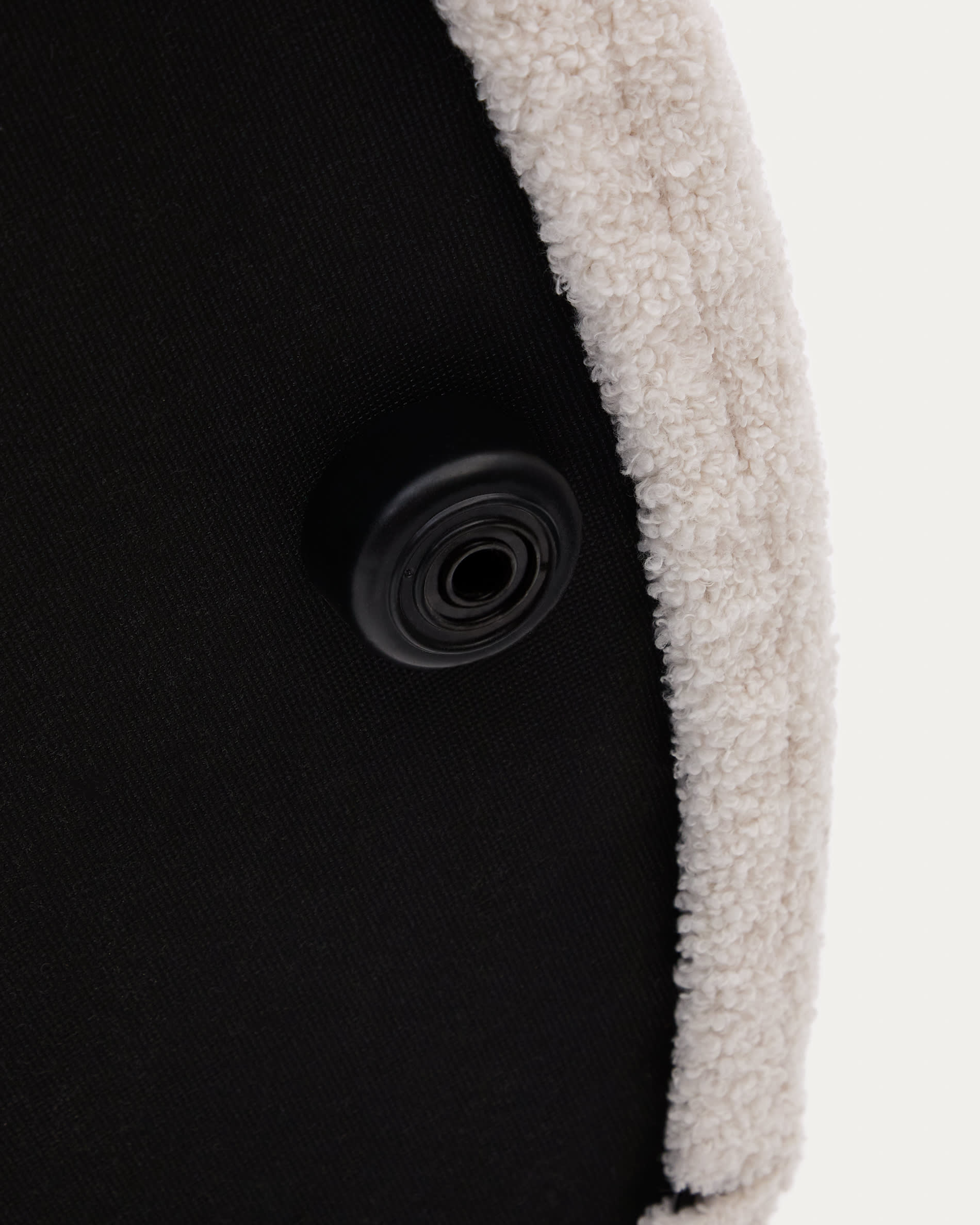 Genießen Sie den Komfort des Fusshockers Kaeli in Bouclé Écru, Ø 120 cm – ein vielseitiges Möbelstück für jeden Raum.