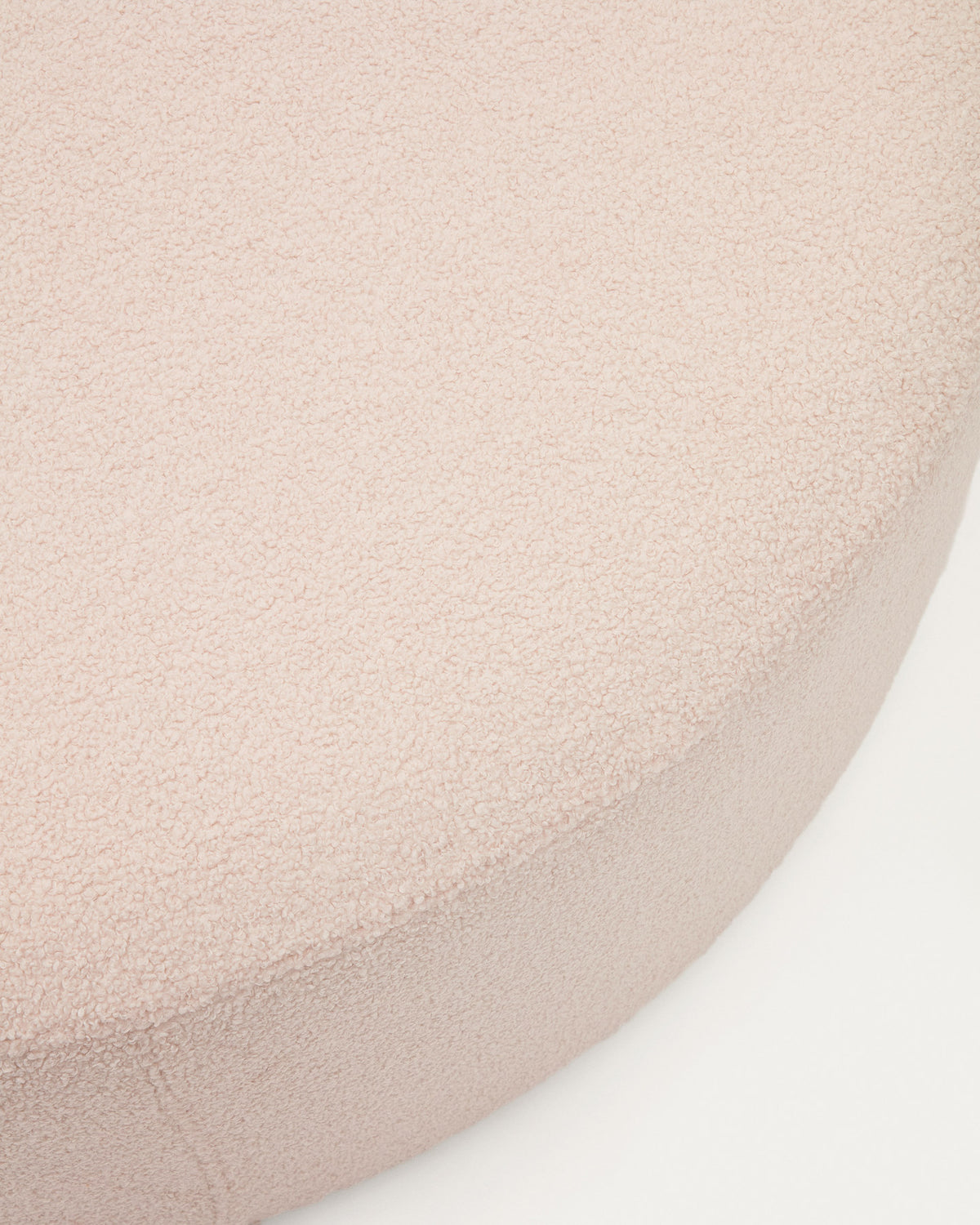 Fusshocker Kaeli mit abnehmbarem Bezug in rosa Bouclé Ø 120 cm in Rosa präsentiert im Onlineshop von KAQTU Design AG. Ottoman ist von Kave Home