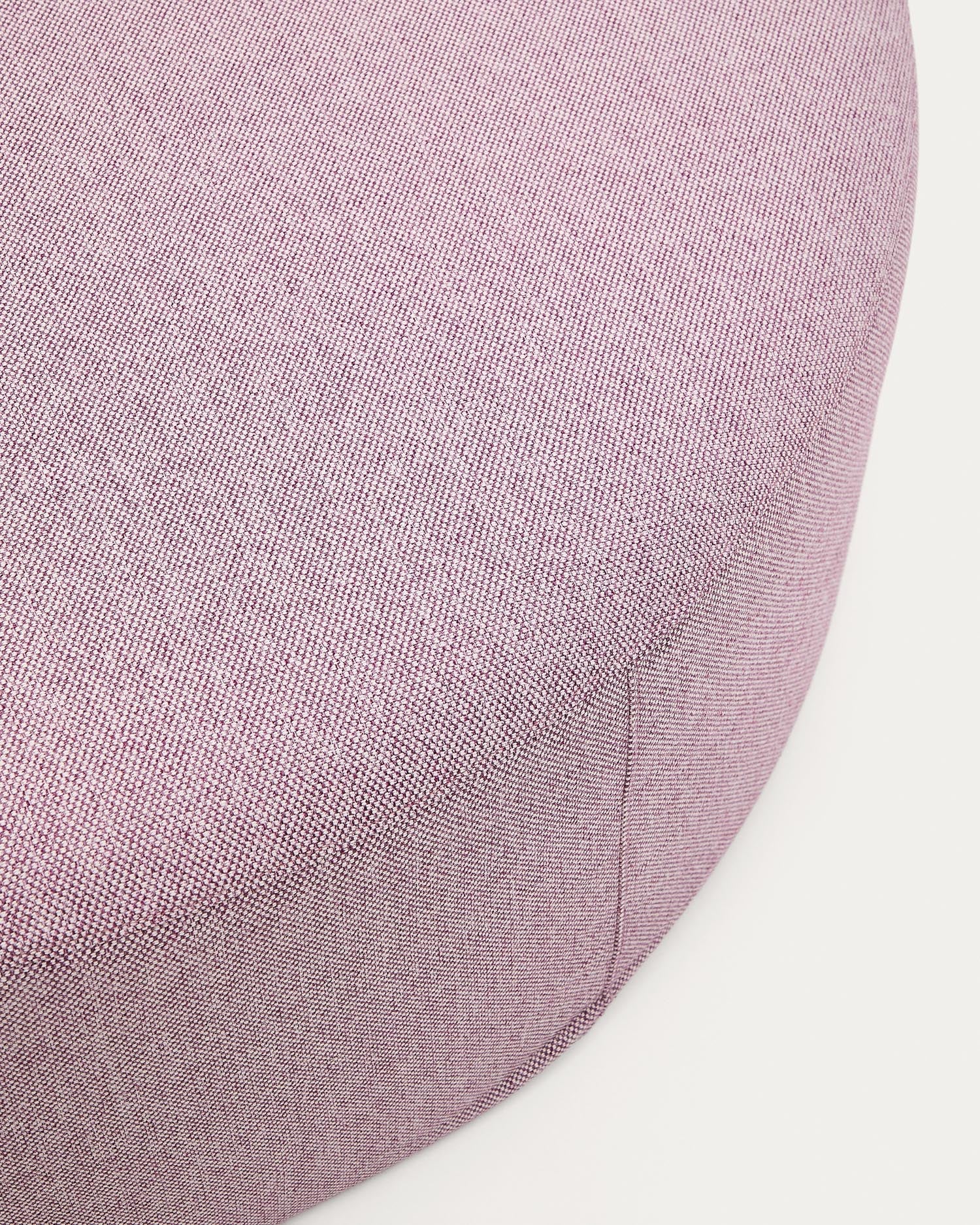 Elegante Kaeli Fußablage Ø 120 cm in Violett von Kave Home. Umweltfreundlich, abnehmbarer Bezug und ideal für jeden Wohnraum. Komfort und Stil vereint!