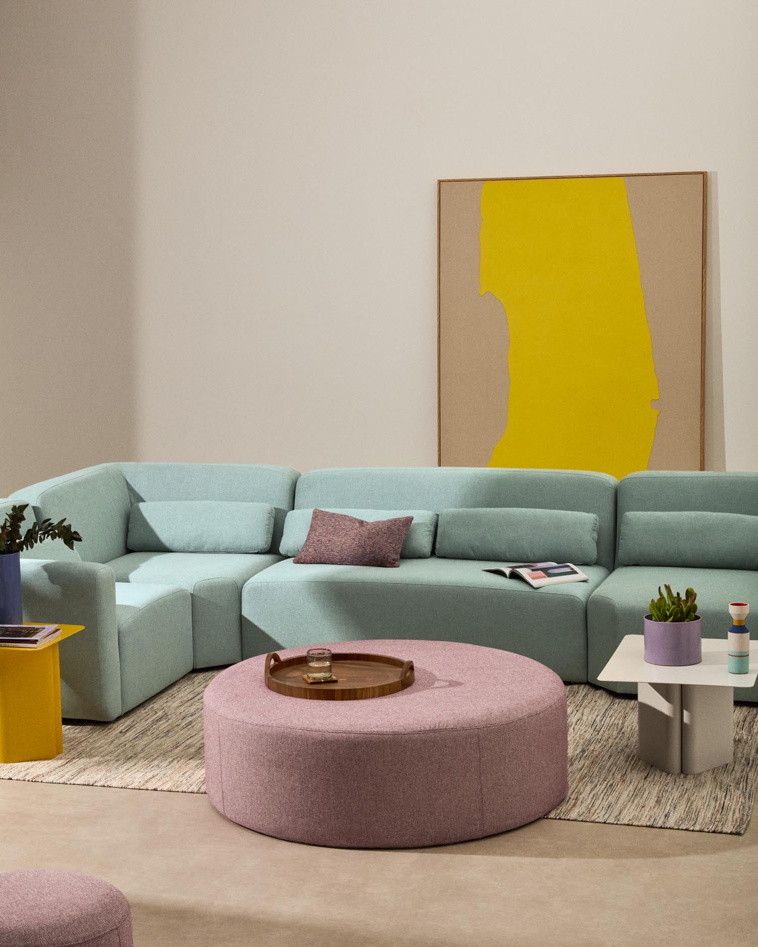 Stylische Kaeli Fußablage in Violett Ø 120 cm von Kave Home. Nachhaltig, pflegeleicht und ideal für jeden Raum. Jetzt entdecken!