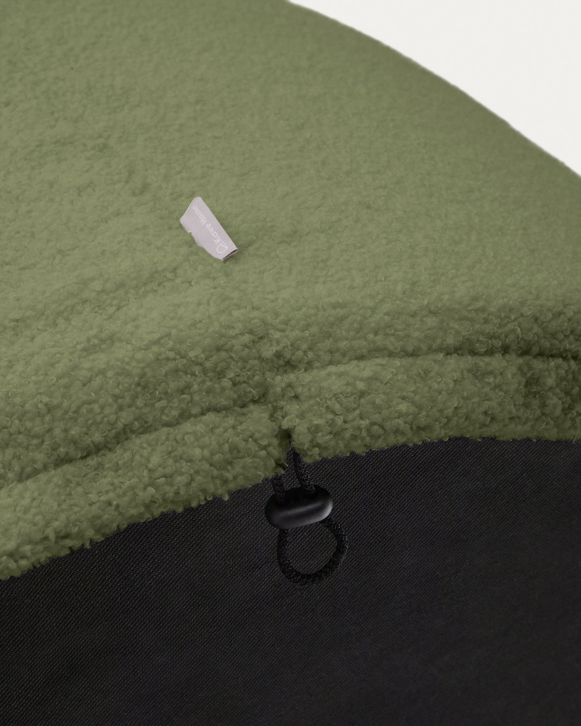 Eleganter Bezug in grünem Bouclé für Fusshocker Kaeli, Ø 120 cm. Umweltfreundlich, modern und pflegeleicht – ideal für jedes Zuhause.