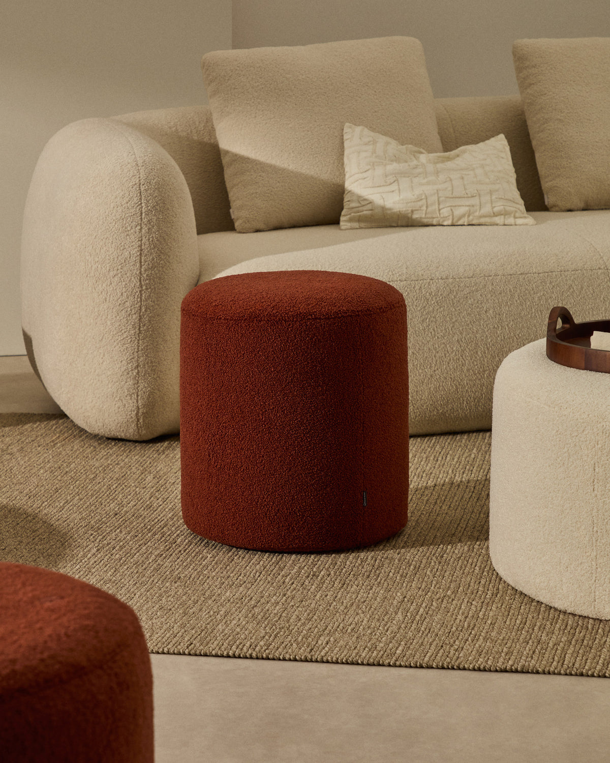 Bezug für Fusshocker Kaeli in terrakottafarbenem Bouclé Ø 43 cm in Terrakotta präsentiert im Onlineshop von KAQTU Design AG. Ottoman-Zubehör ist von Kave Home