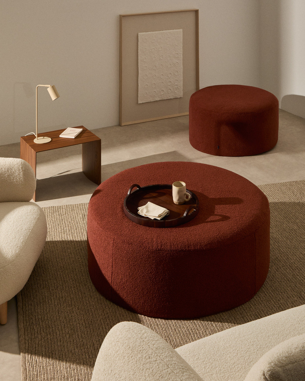 Bezug für Fusshocker Kaeli in terrakottafarbenem Bouclé Ø 90 cm in Terrakotta präsentiert im Onlineshop von KAQTU Design AG. Ottoman-Zubehör ist von Kave Home