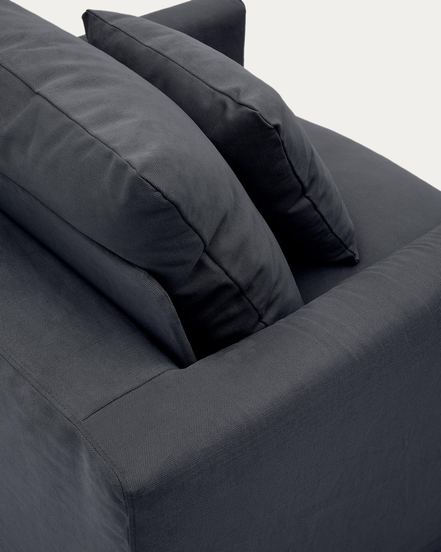 Der Nora Sessel von Kave Home in Anthrazitgrau bietet höchsten Sitzkomfort mit abnehmbarem Leinen-Baumwoll-Bezug. Ideal für jedes Zuhause.