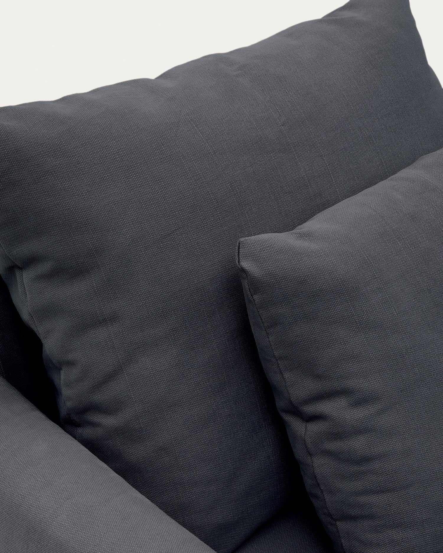 Der elegante Nora Sessel von Kave Home bietet modernen Komfort mit abnehmbarem Bezug aus Leinen und Baumwolle in Anthrazitgrau. Ideal für jedes Zuhause.