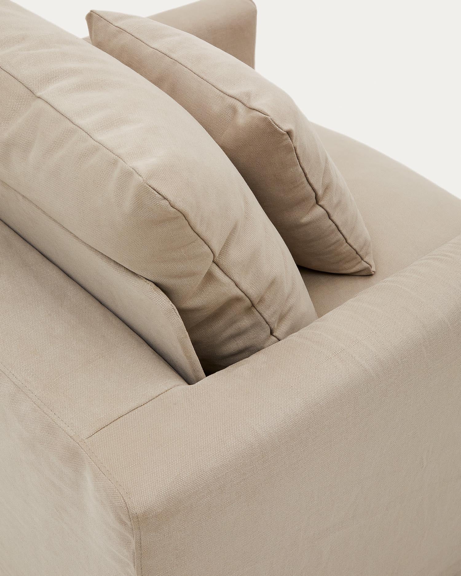 Moderner Nora Sessel von Kave Home, 92 cm, mit abnehmbarem Bezug aus hochwertigem Leinen und Baumwolle in Taupe, perfekt für jeden Wohnstil.