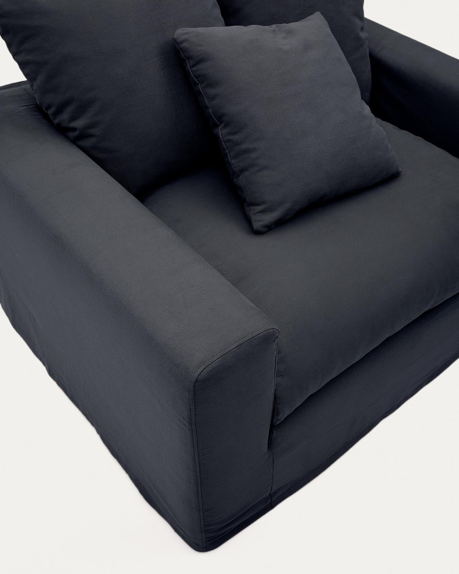 Moderner Nora Sessel von Kave Home, 140 cm, in elegantem Anthrazitgrau. Abnehmbarer Bezug aus Leinen und Baumwolle für höchsten Komfort und Pflegeleichtigkeit.