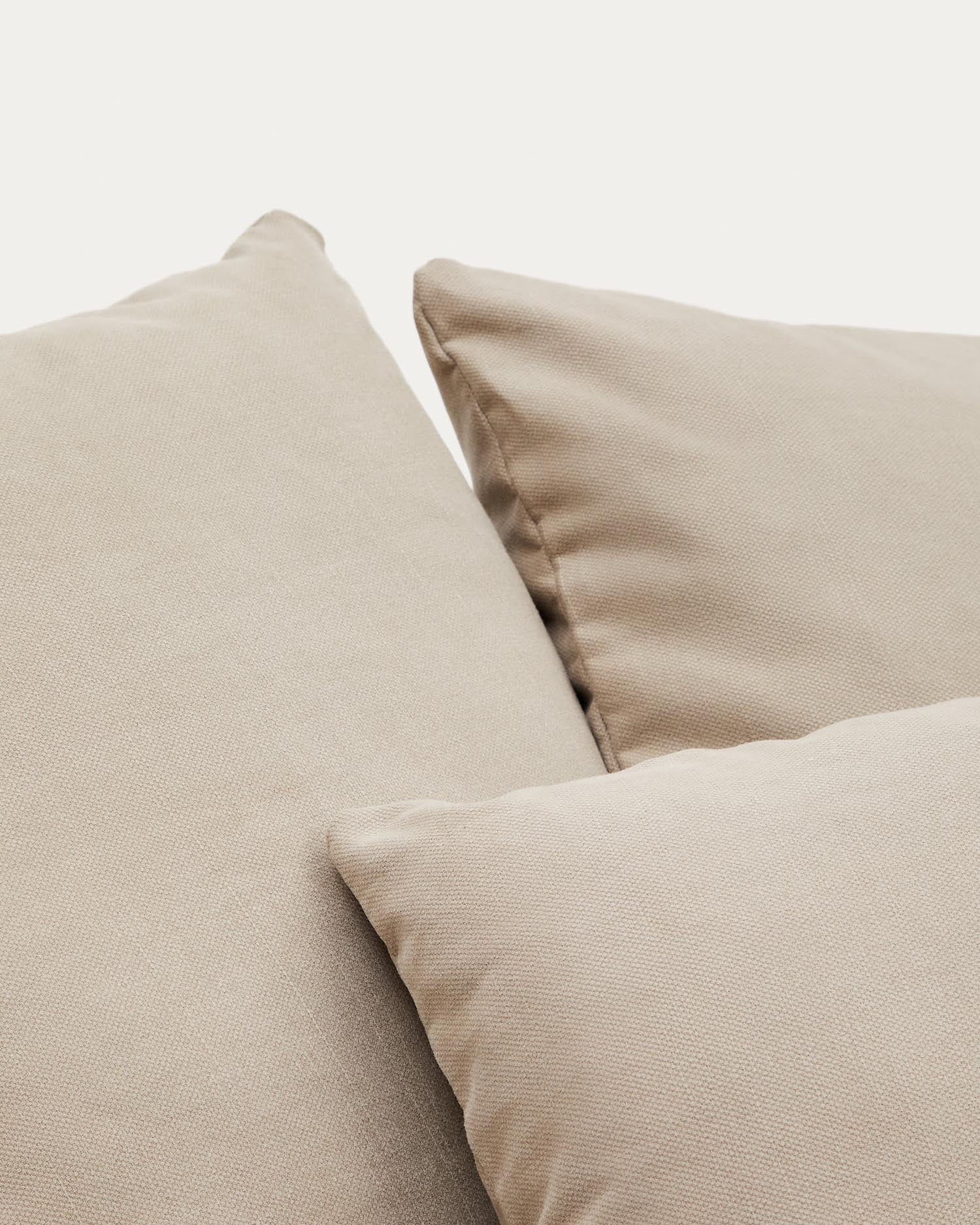 Stylischer Nora Sessel von Kave Home, 140 cm, mit abnehmbarem Bezug aus hochwertigem Leinen und Baumwolle in Taupe – perfekt für entspanntes Wohnen.