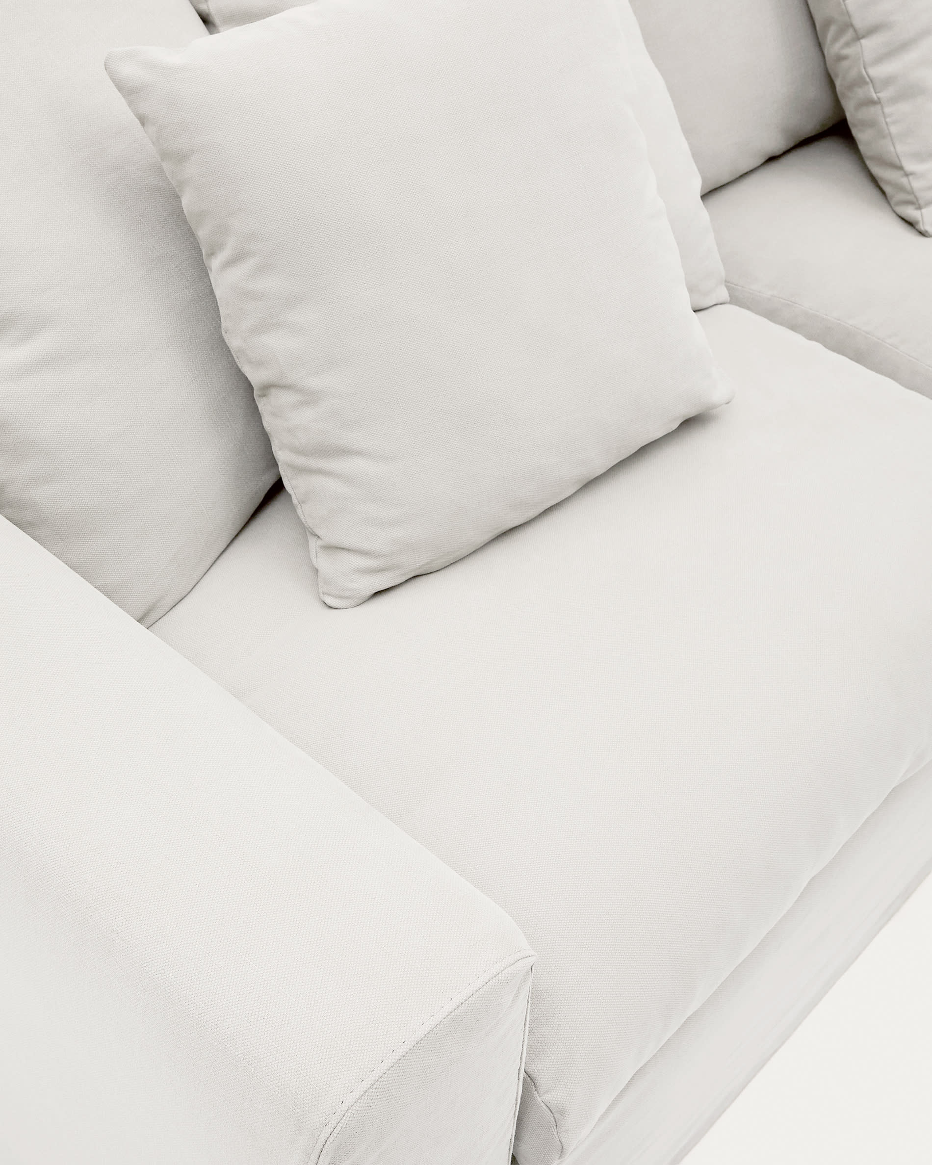 Modernes 3-Sitzer-Sofa Nora von Kave Home, 240 cm, mit pflegeleichten, abnehmbaren Bezügen aus Leinen und Baumwolle in Ecru – perfekt für jedes Zuhause.