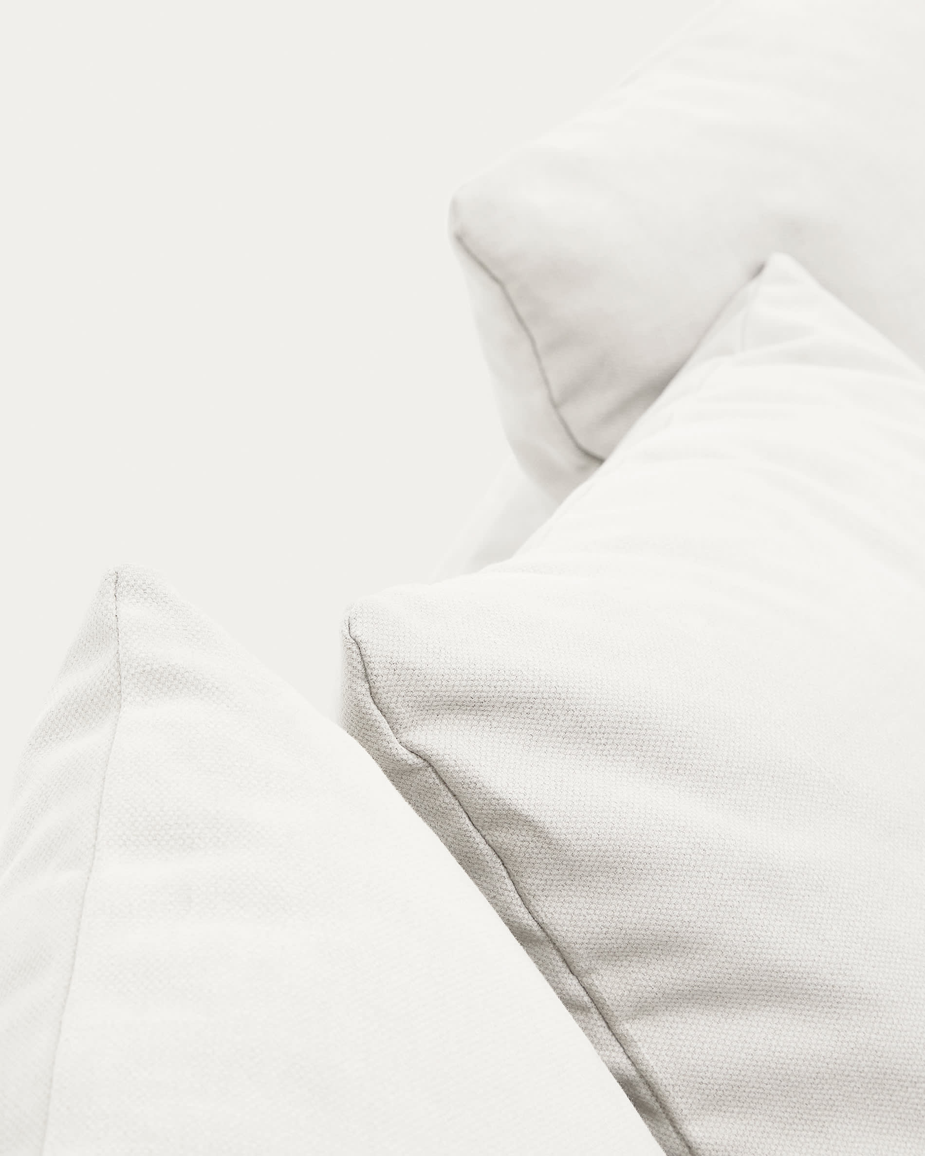 Entdecken Sie das stilvolle 3-Sitzer-Sofa Nora von Kave Home. Mit abnehmbaren Leinen-Baumwoll-Bezügen in Ecru vereint es Komfort und Eleganz.