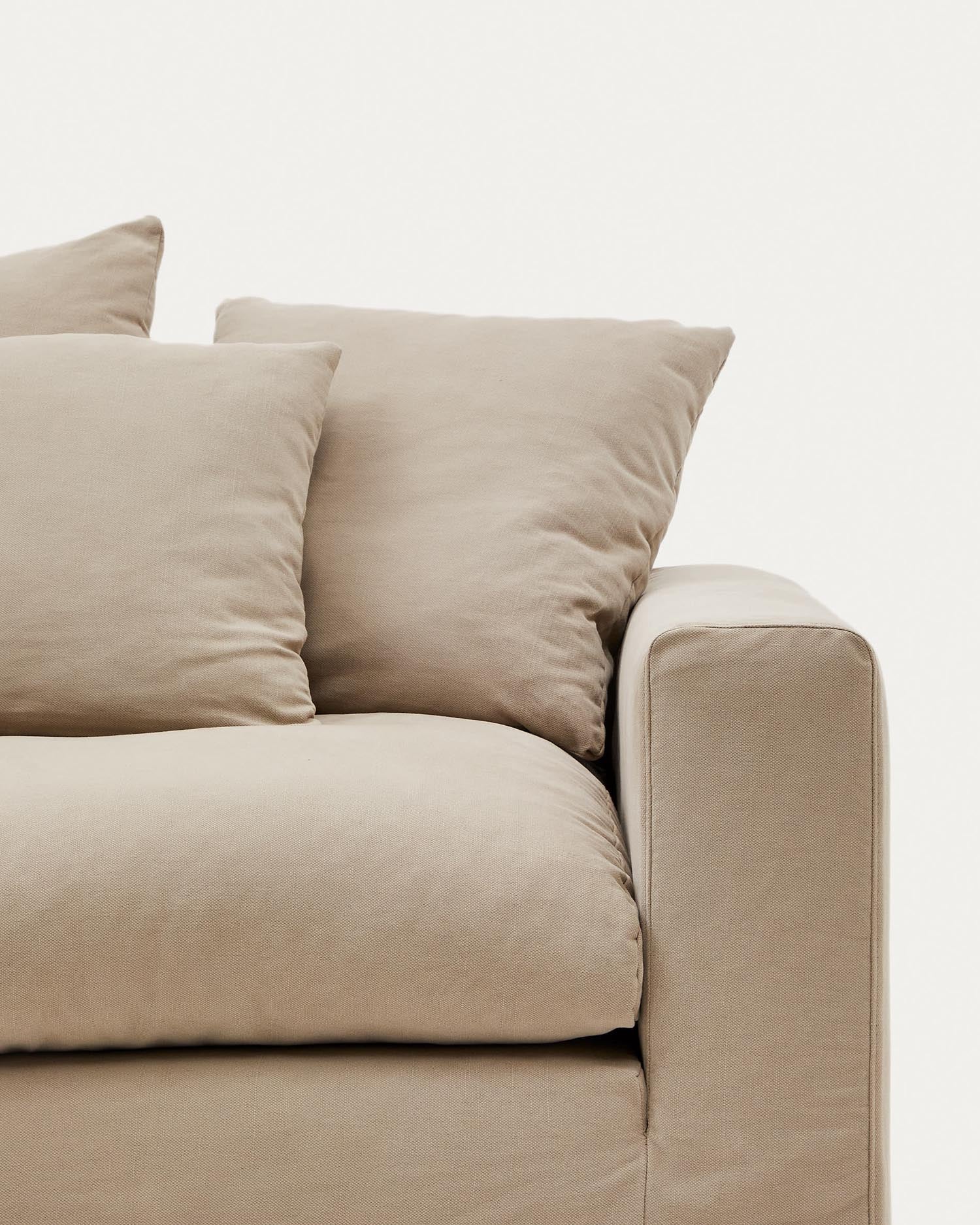 Stilvolles 3-Sitzer-Sofa Nora von Kave Home in elegantem Taupe. Abnehmbare Bezüge aus Leinen und Baumwolle für Komfort und Pflegeleichtigkeit.