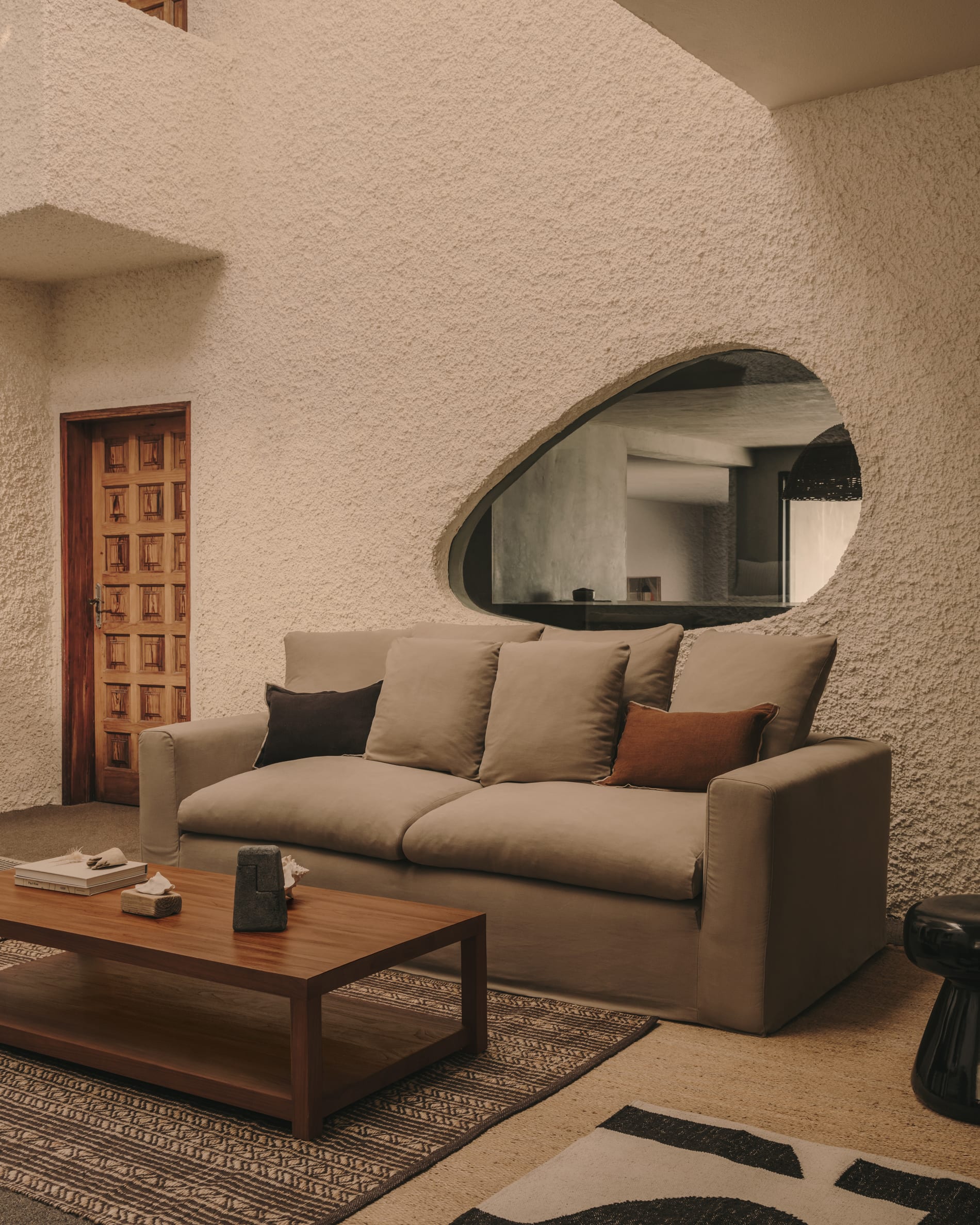 Nora 3-Sitzer-Sofa, 240 cm, mit abnehmbaren Kissenbezügen aus Leinen und Baumwolle in Taupe, perfekt für modernes Wohnen.