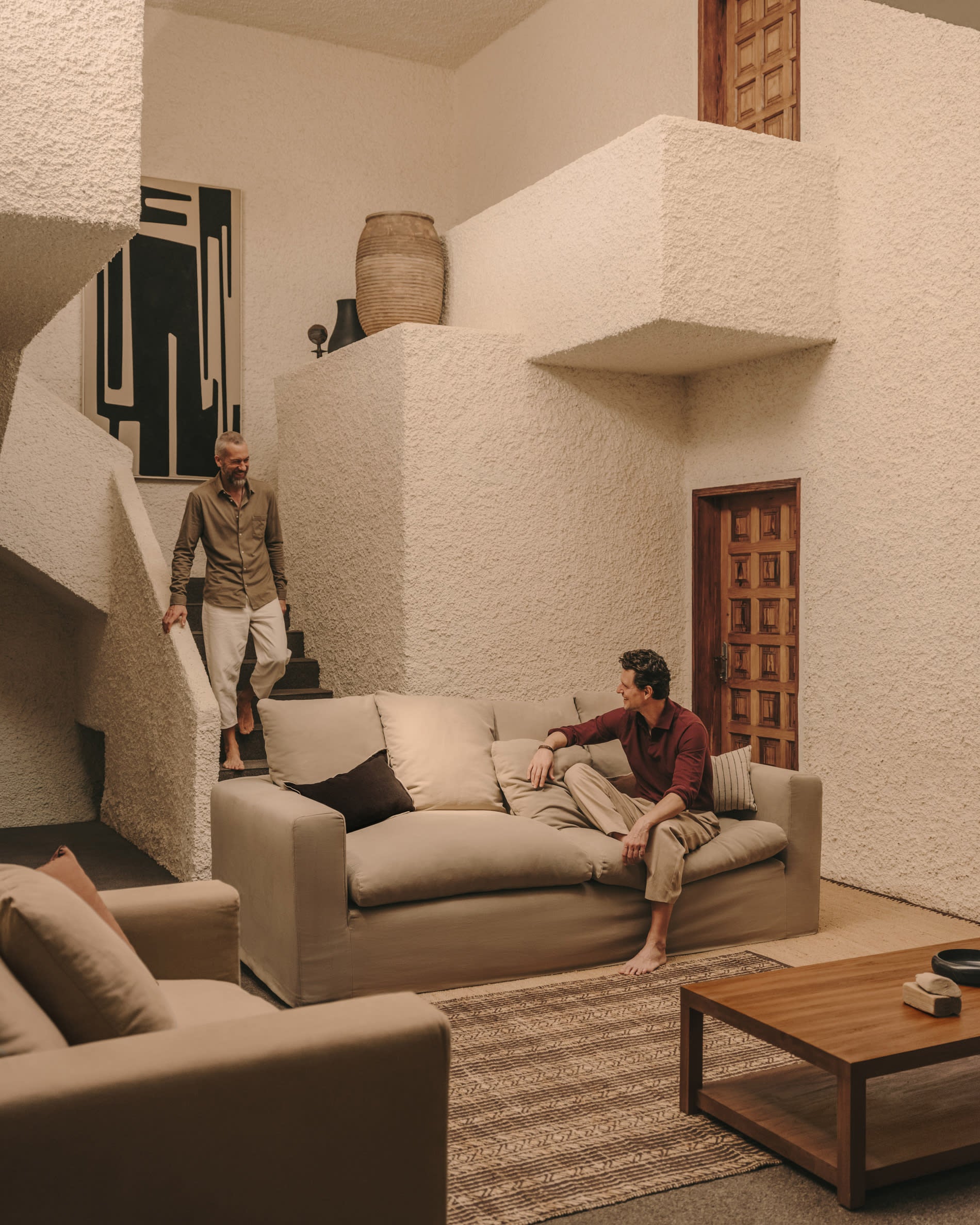 Elegantes Nora 3-Sitzer-Sofa, 240 cm, mit abnehmbaren Leinen-Baumwoll-Kissenbezügen in Taupe, ideal für stilvolle Wohnräume.