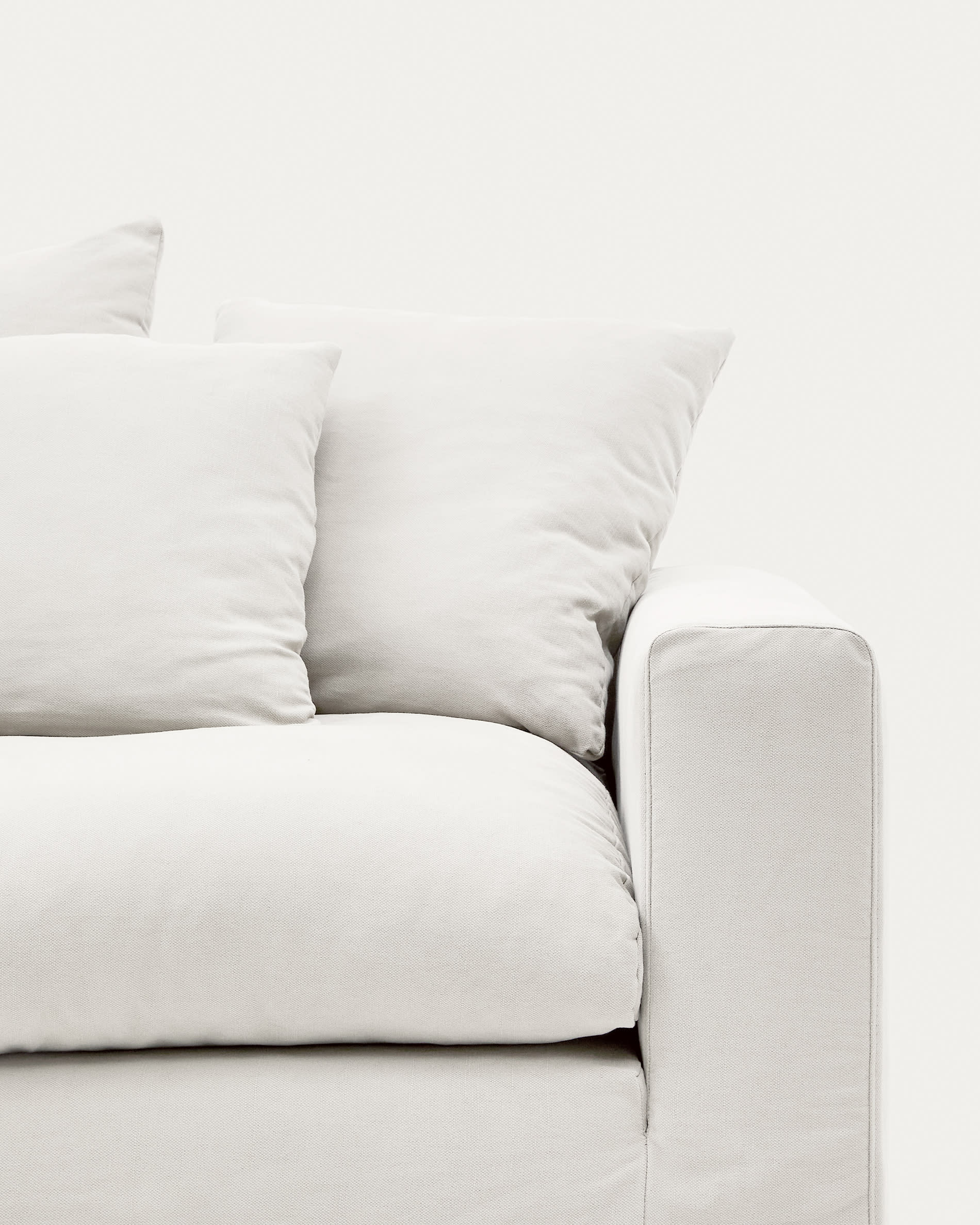 Entdecken Sie das stilvolle Nora 4-Sitzer Sofa von Kave Home: 340 cm, pflegeleichte Leinen-Baumwoll-Bezüge, ideal für jeden Wohnstil.