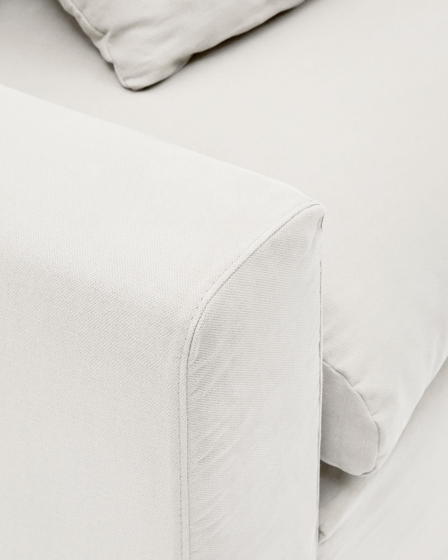 Erleben Sie das elegante Nora 4-Sitzer Sofa von Kave Home: 340 cm, abnehmbare Bezüge aus Leinen und Baumwolle, perfekt für Komfort und Stil.