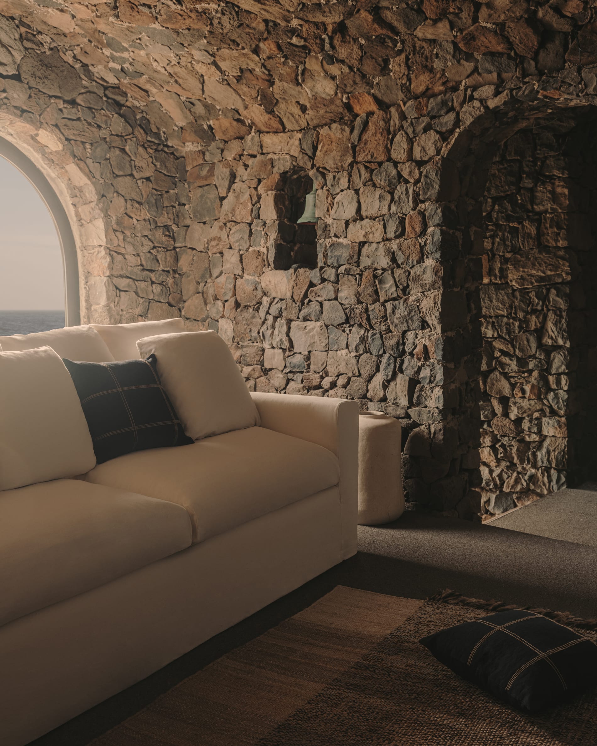 Elegantes Nora 4-Sitzer Sofa, 340 cm, mit abziehbaren Leinen-Baumwoll-Bezügen in Naturfarbe, ideal für stilvolle Wohnräume.