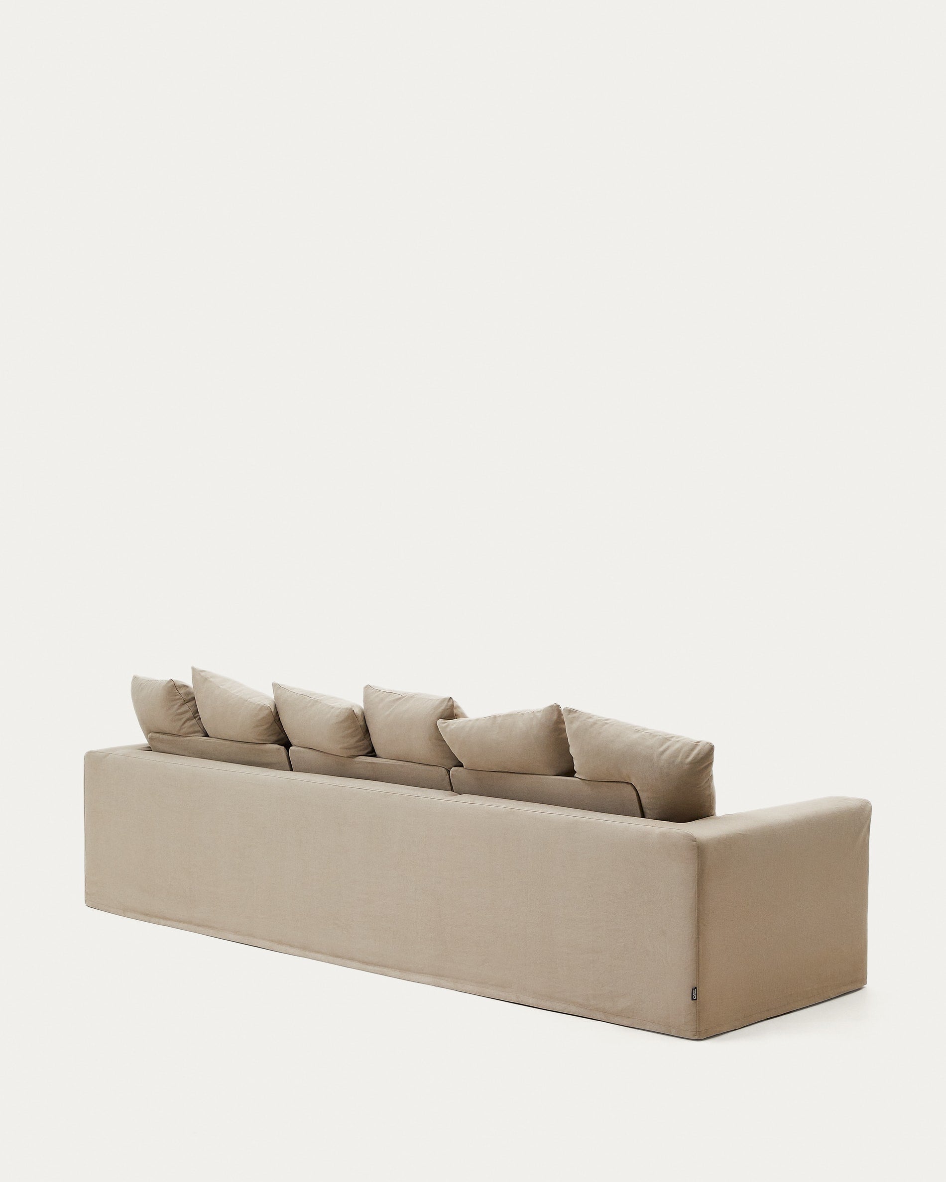 Elegantes Nora 4-Sitzer Sofa, 340 cm, mit abnehmbaren Leinen-Baumwoll-Kissenbezügen in Taupe, von Kave Home.