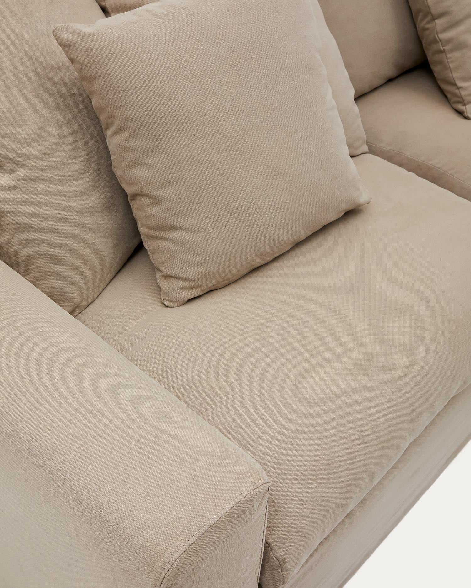 Stilvolles 4-Sitzer Sofa Nora von Kave Home, 340 cm, mit abnehmbaren Kissenbezügen aus strapazierfähigem Leinen und Baumwolle in elegantem Taupe.