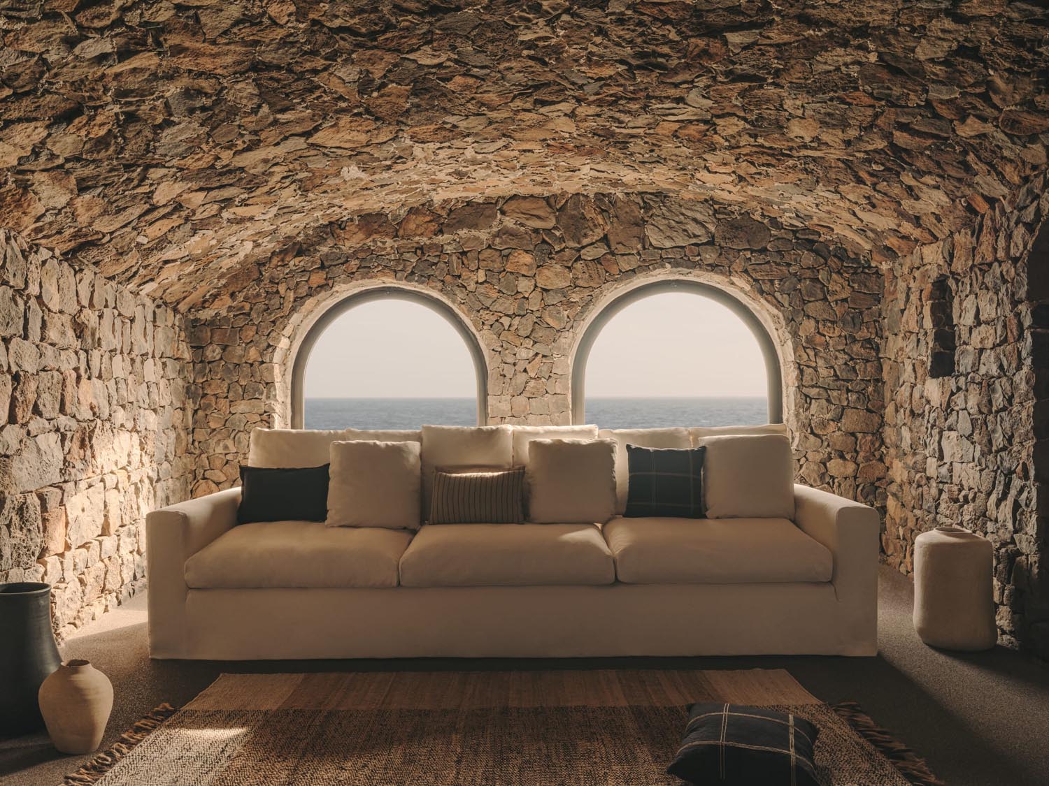 Elegantes Nora 4-Sitzer Sofa, 340 cm, mit abnehmbaren Leinen-Baumwoll-Kissenbezügen in Taupe, von Kave Home.