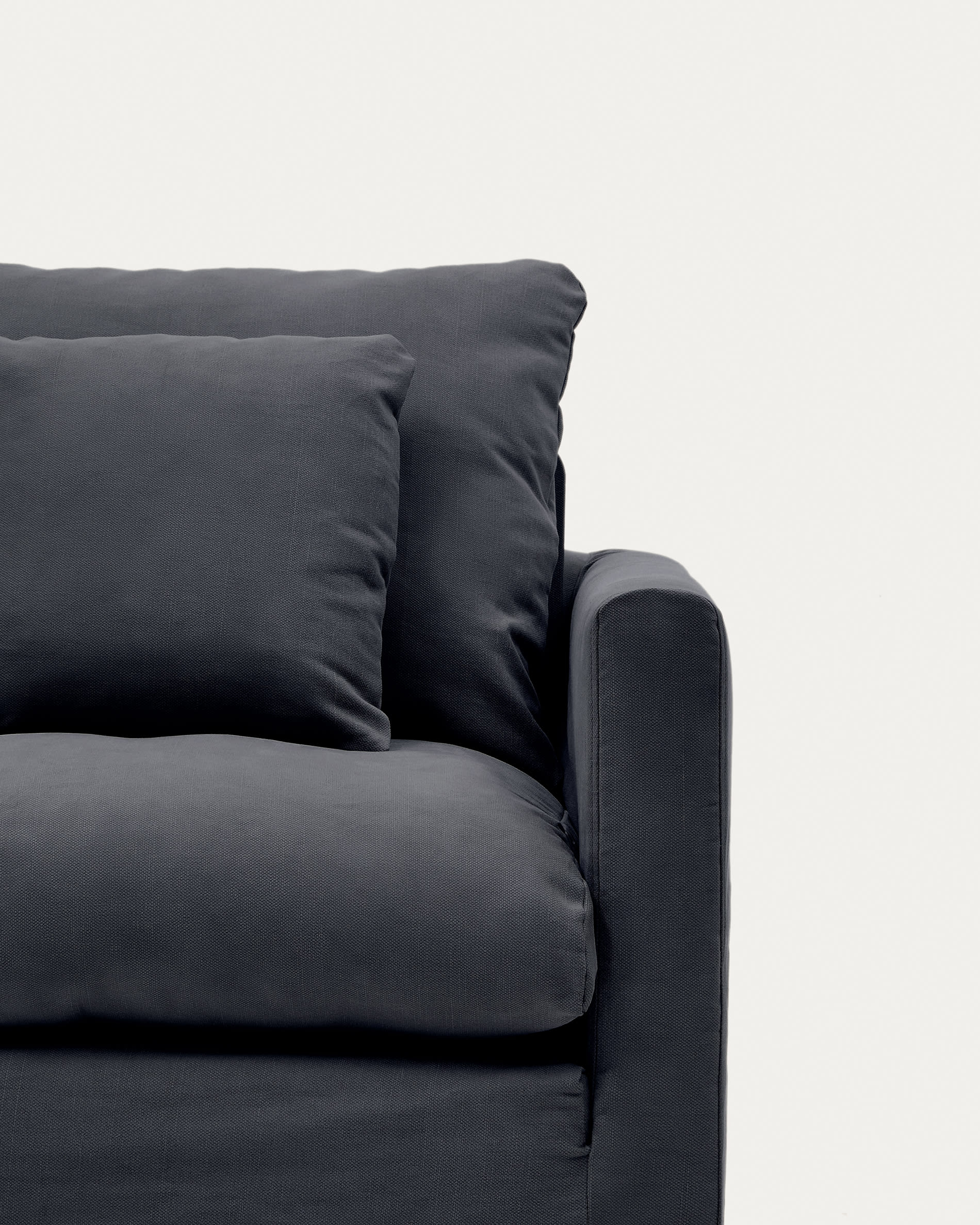 Hochwertiger Bezug für den Nora Sessel in elegantem Anthrazitgrau, aus atmungsaktivem Leinen und Baumwolle, pflegeleicht und langlebig.