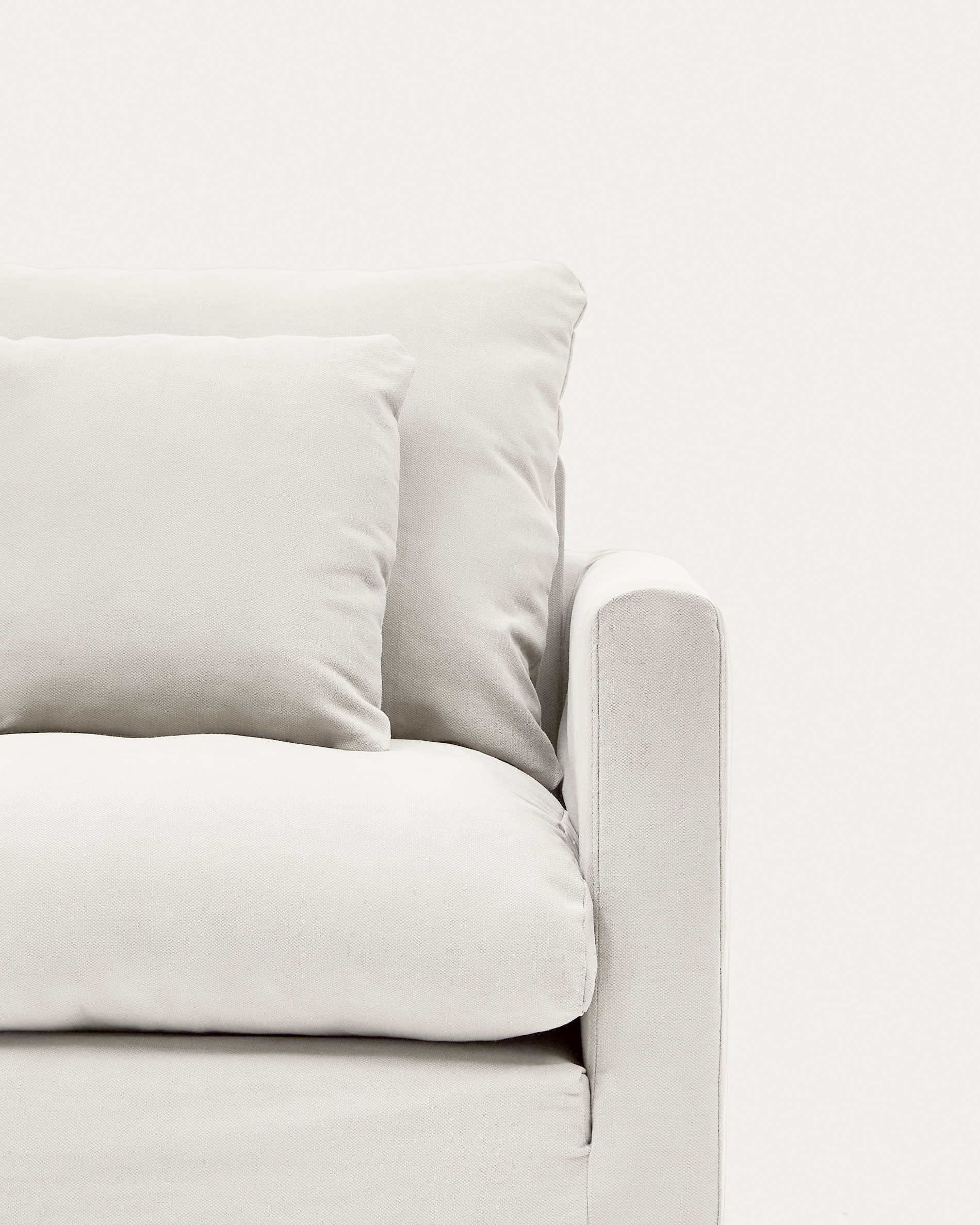 Stilvoller Bezug für den Nora Sessel aus Leinen und Baumwolle in Ecru. Pflegeleicht, langlebig und ideal für ein gemütliches Wohnzimmer.