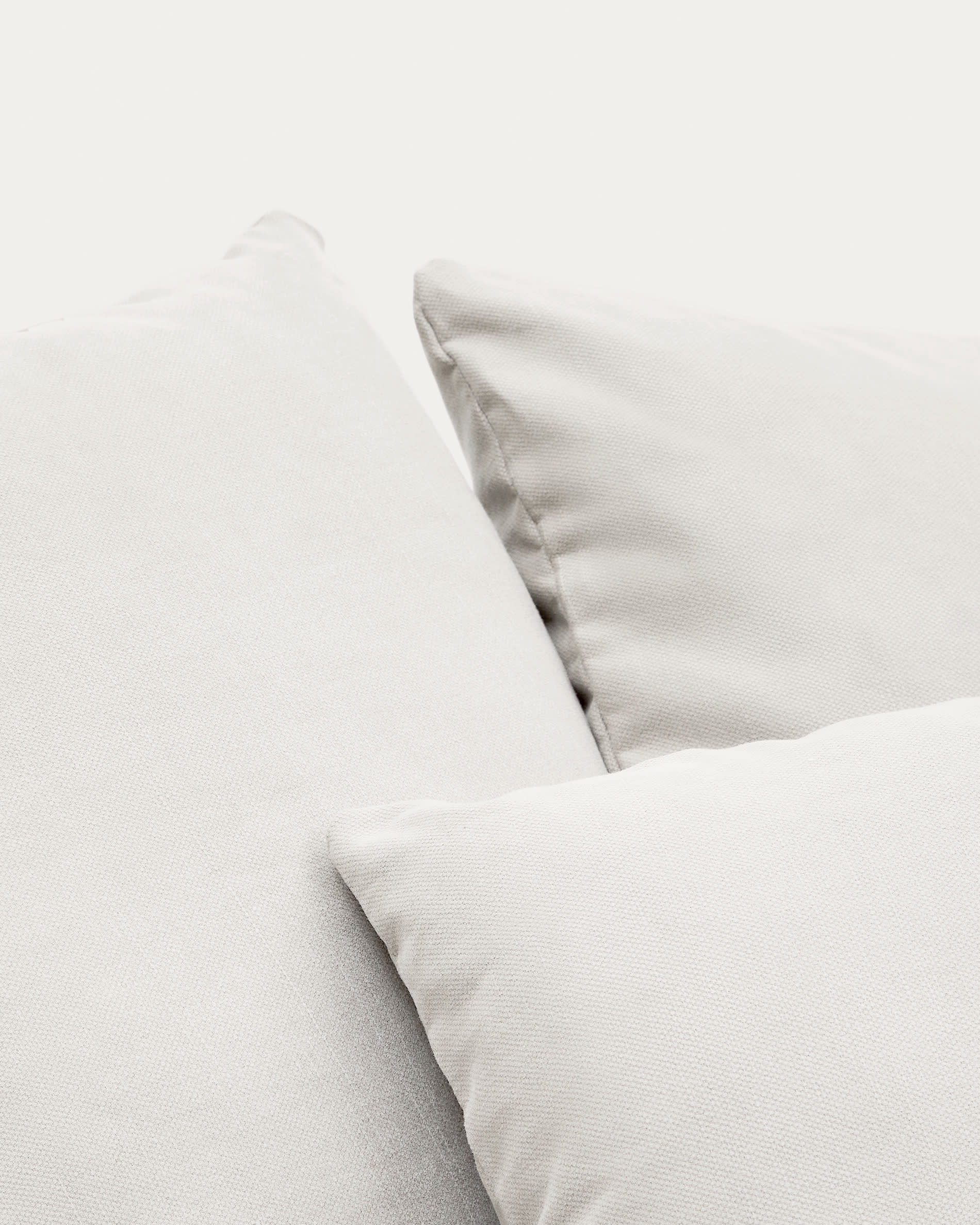 Frischer Bezug für den Nora Sessel in Ecru, 140 cm, aus hochwertigem Leinen und Baumwolle. Langlebig, pflegeleicht und stilvoll für jedes Wohnzimmer.