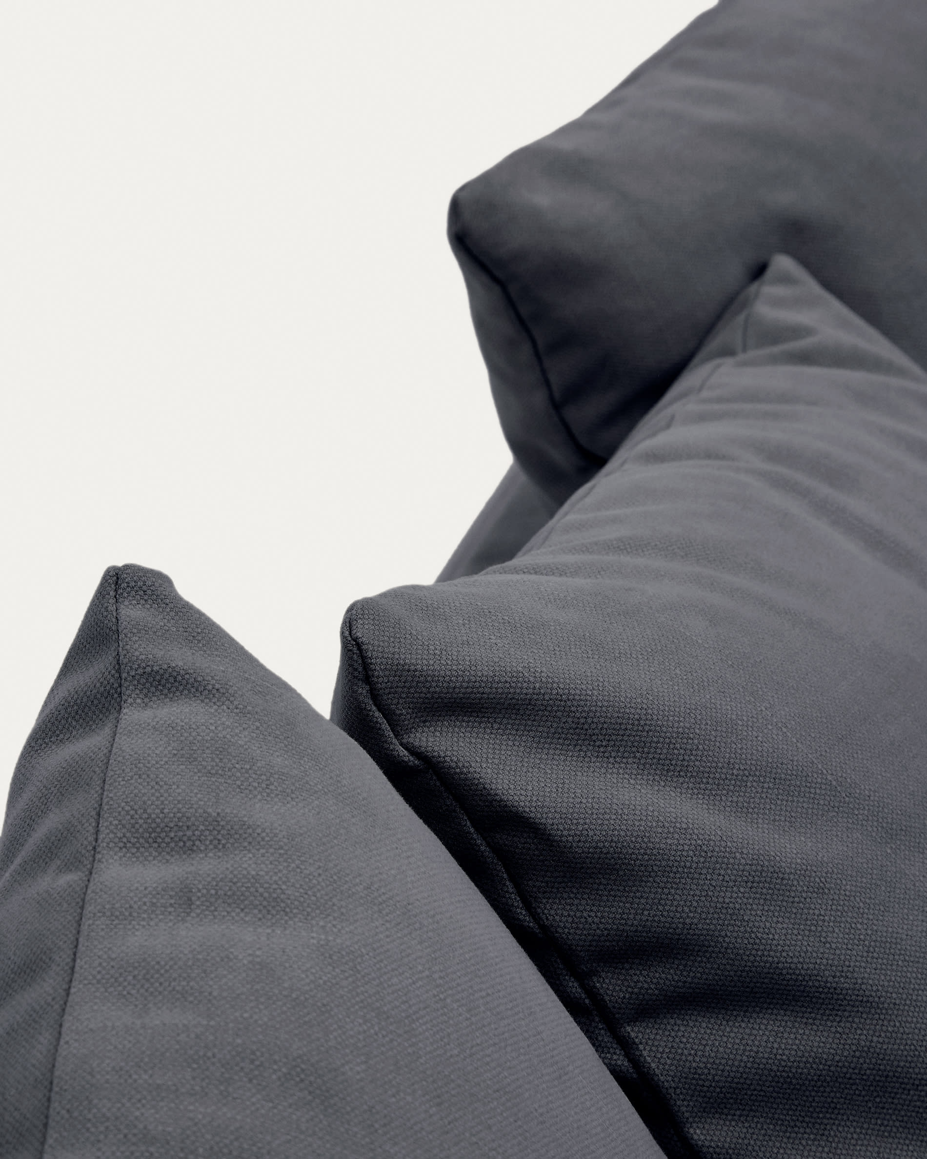 Eleganter Bezug für das Nora 3-Sitzer Sofa in Anthrazitgrau, aus strapazierfähigem Leinen und Baumwolle, ideal für ein modernes Wohnambiente.