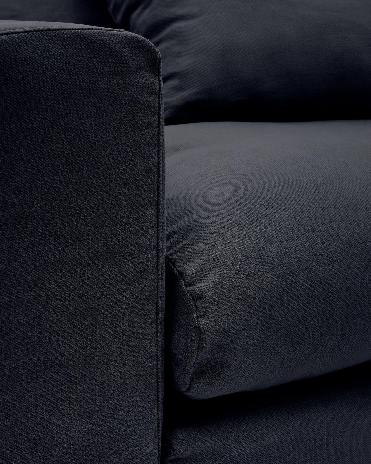 Hochwertiger Bezug für das Nora 3-Sitzer Sofa in stilvollem Anthrazitgrau, aus atmungsaktivem Leinen und Baumwolle, pflegeleicht und langlebig.