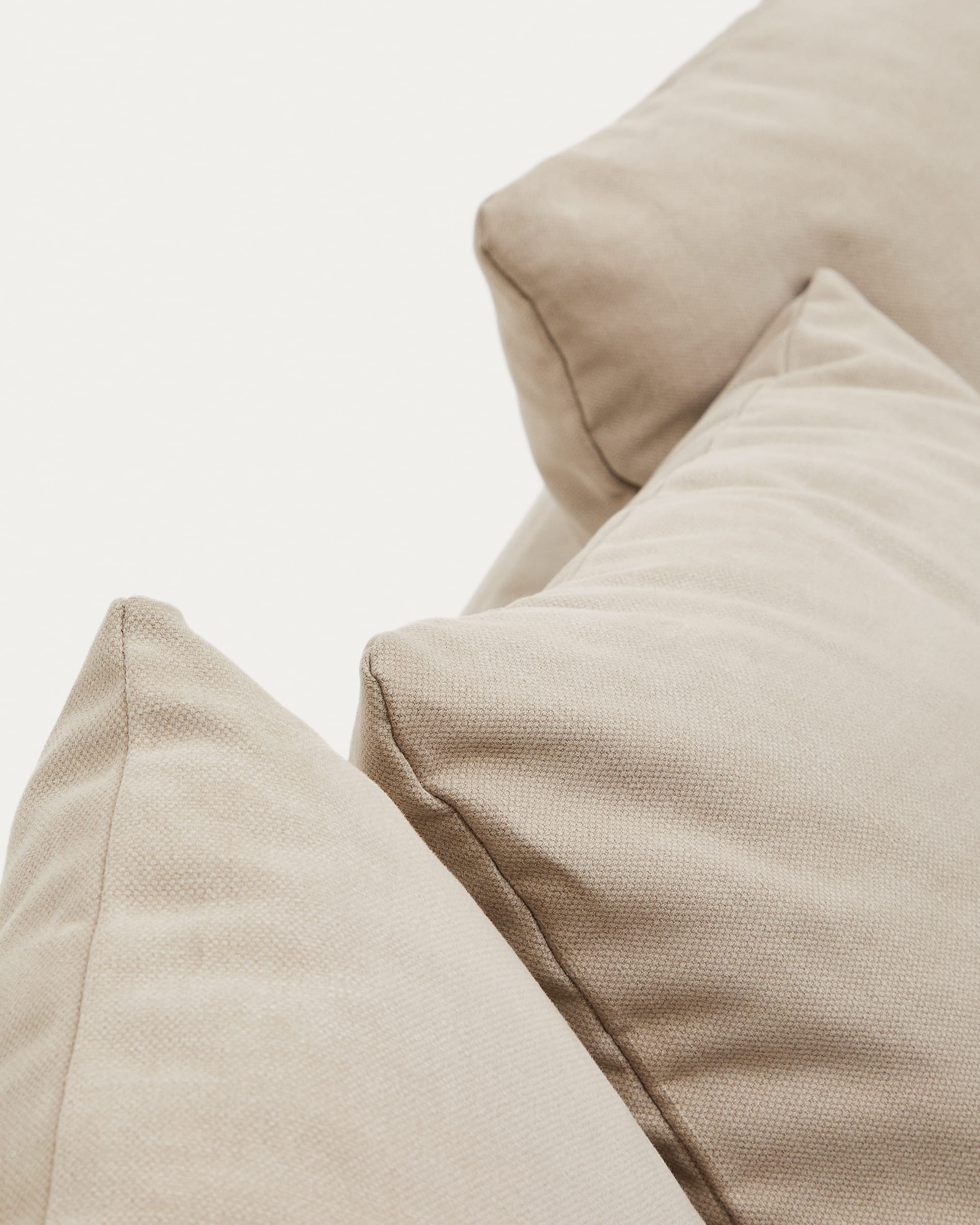 Eleganter Bezug für das Nora 3-Sitzer-Sofa in Taupe. Aus strapazierfähigem Leinen und Baumwolle, sorgt für Stil und einfache Reinigung.