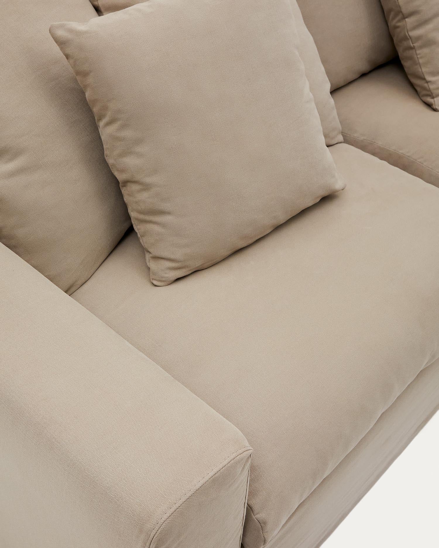 Schützen und verschönern Sie Ihr Nora Sofa 4 Sitzer mit dem stilvollen Taupe-Bezug aus hochwertigem Leinen und Baumwolle von Kave Home.