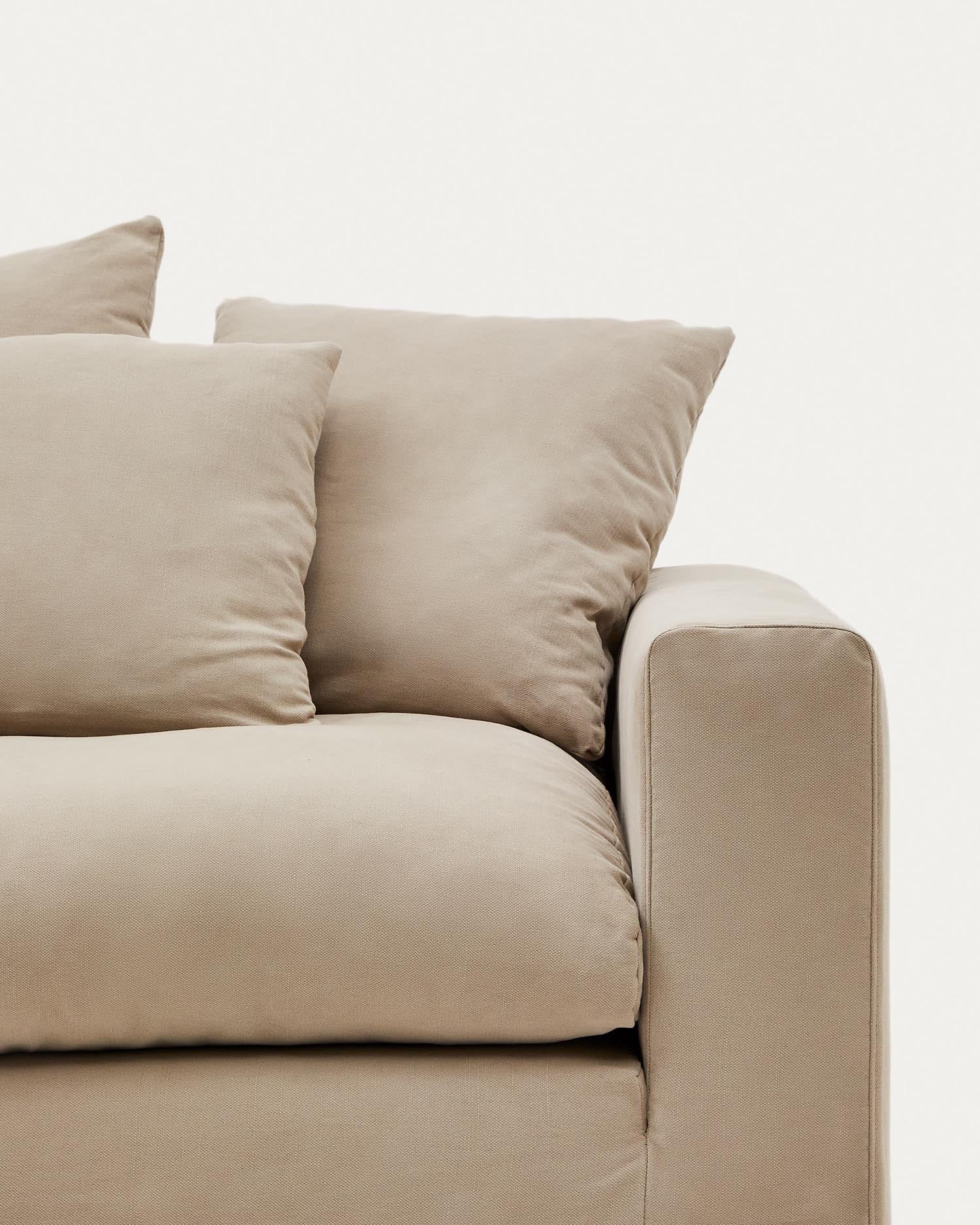 Verleihen Sie Ihrem Nora Sofa 4 Sitzer mit dem eleganten Taupe-Bezug aus Leinen und Baumwolle von Kave Home neuen Glanz und Komfort.