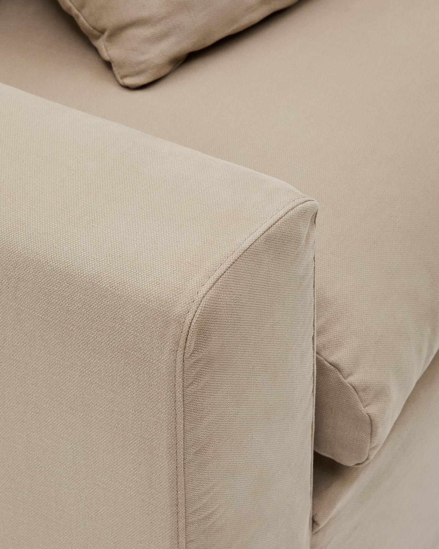 Schützen und verschönern Sie Ihr Nora Sofa 4 Sitzer mit dem stilvollen Taupe-Bezug aus hochwertigem Leinen und Baumwolle von Kave Home.