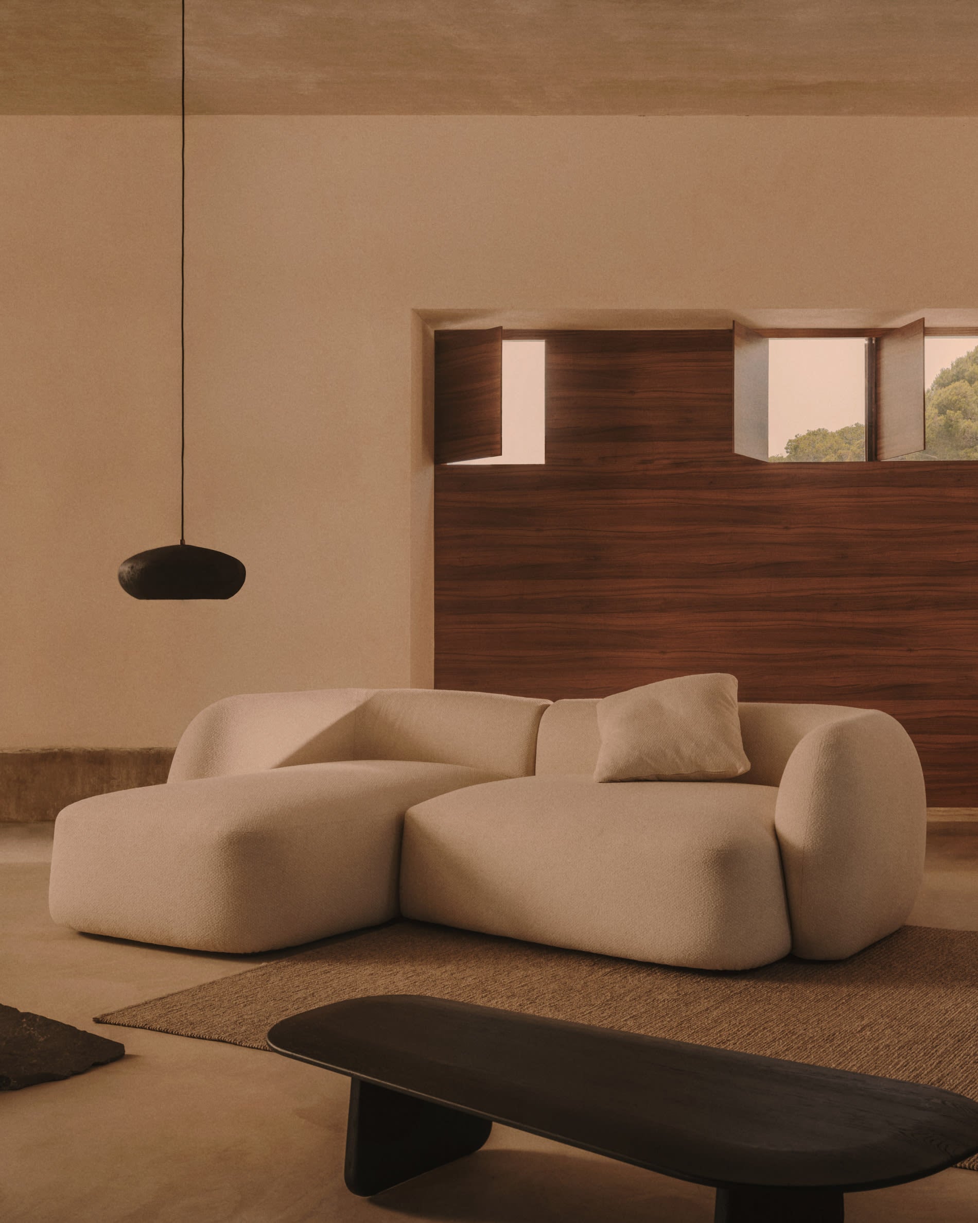 Erleben Sie das Martina 3-Sitzer-Modularsofa in luxuriösem Chenille Écru mit linker Chaiselongue – perfekt für stilvolles und komfortables Wohnen.