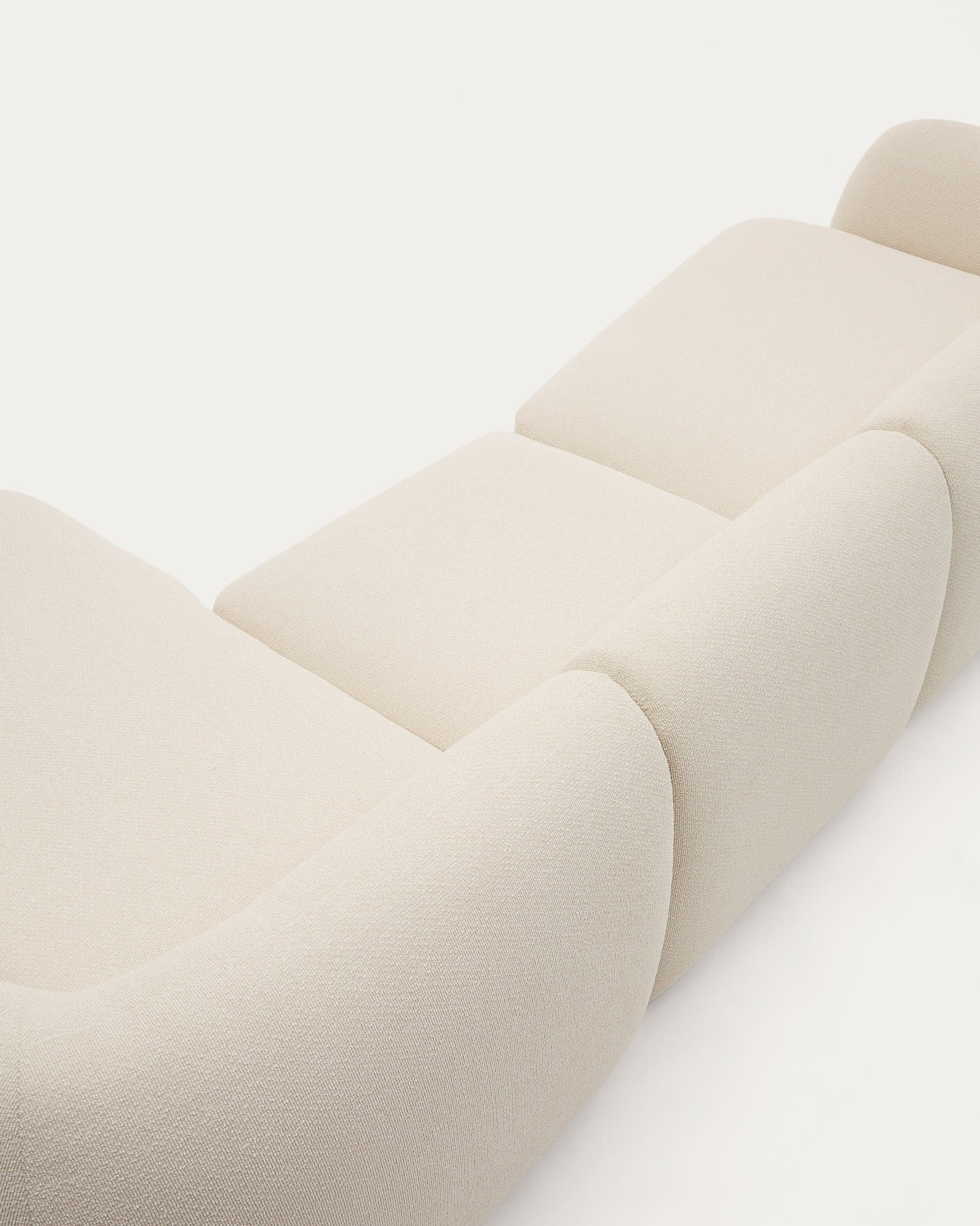 Entdecken Sie das stilvolle 4-Sitzer-Modularsofa Martina in Ecru mit rechter Chaiselongue. Luxuriöses Chenille, großzügiger Platz und individuelles Design für Ihr Zuhause.