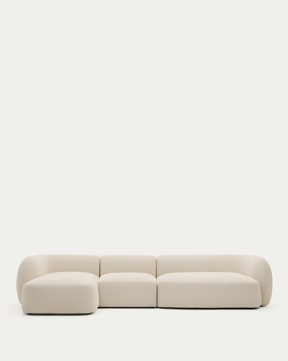 Schwer entflammbares 4-Sitzer-Modularsofa Martina mit Chenille und Chaiselongue links in Ecru 377 cm in Ecru präsentiert im Onlineshop von KAQTU Design AG. L-Sofa links ist von Kave Home