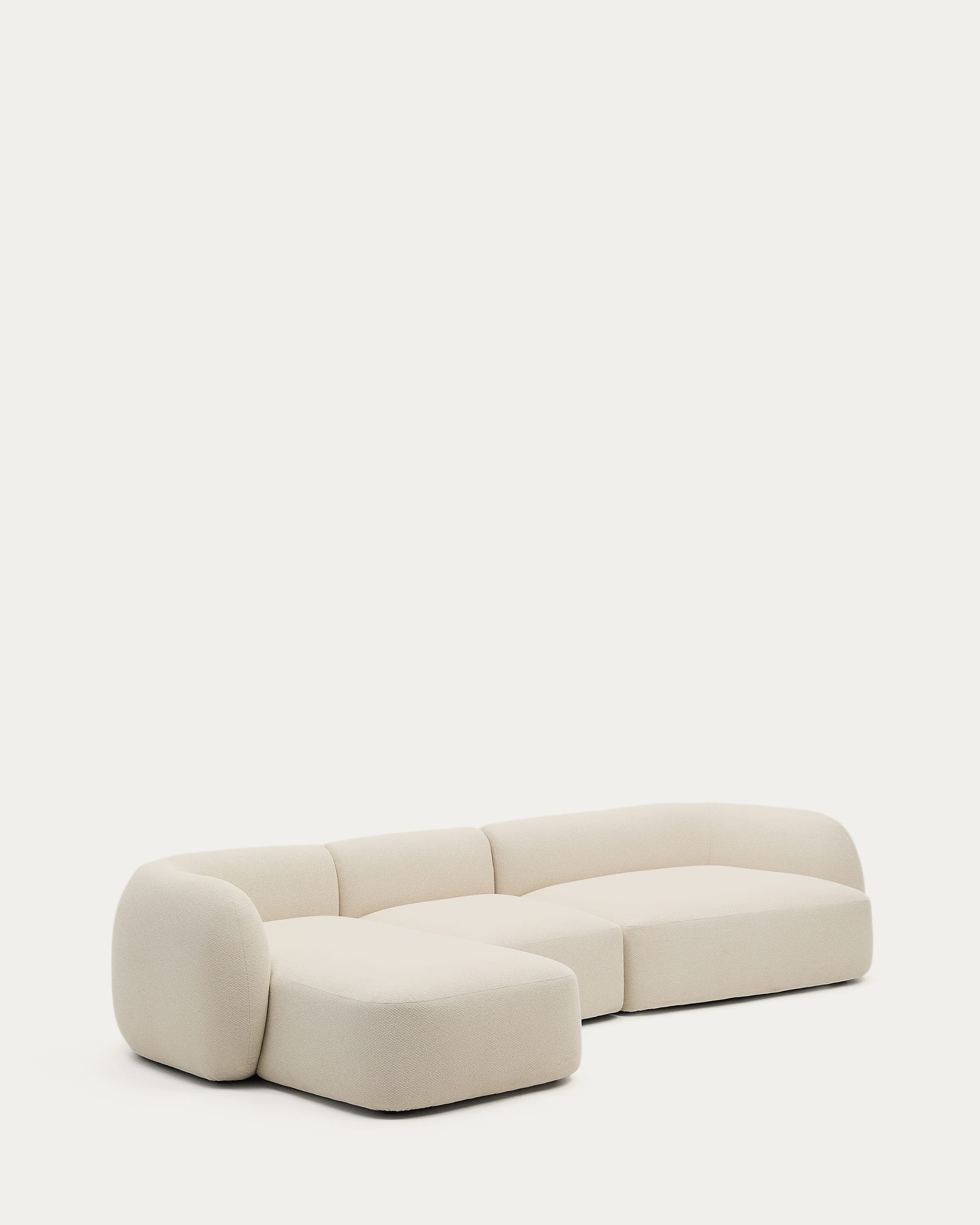 Das Martina Sofa: 4-Sitzer, 377 cm, Chenille in Ecru, mit linker Chaiselongue. Stilvolles Design und gemütlicher Komfort.