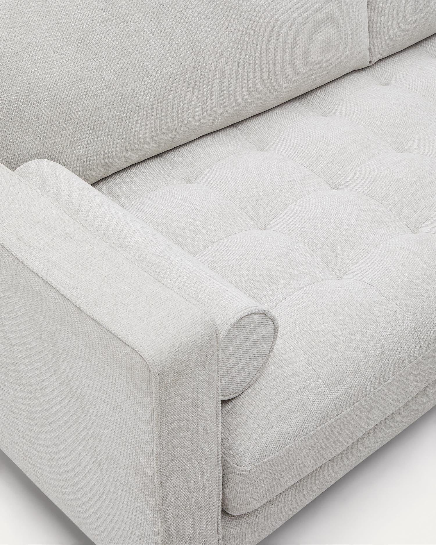 Entdecken Sie das Debra 2-Sitzer-Sofa von Kave Home: Elegantes Design in perlfarbener Chenille, natürliche Holzbeine, ideal für stilvolle Wohnzimmer.