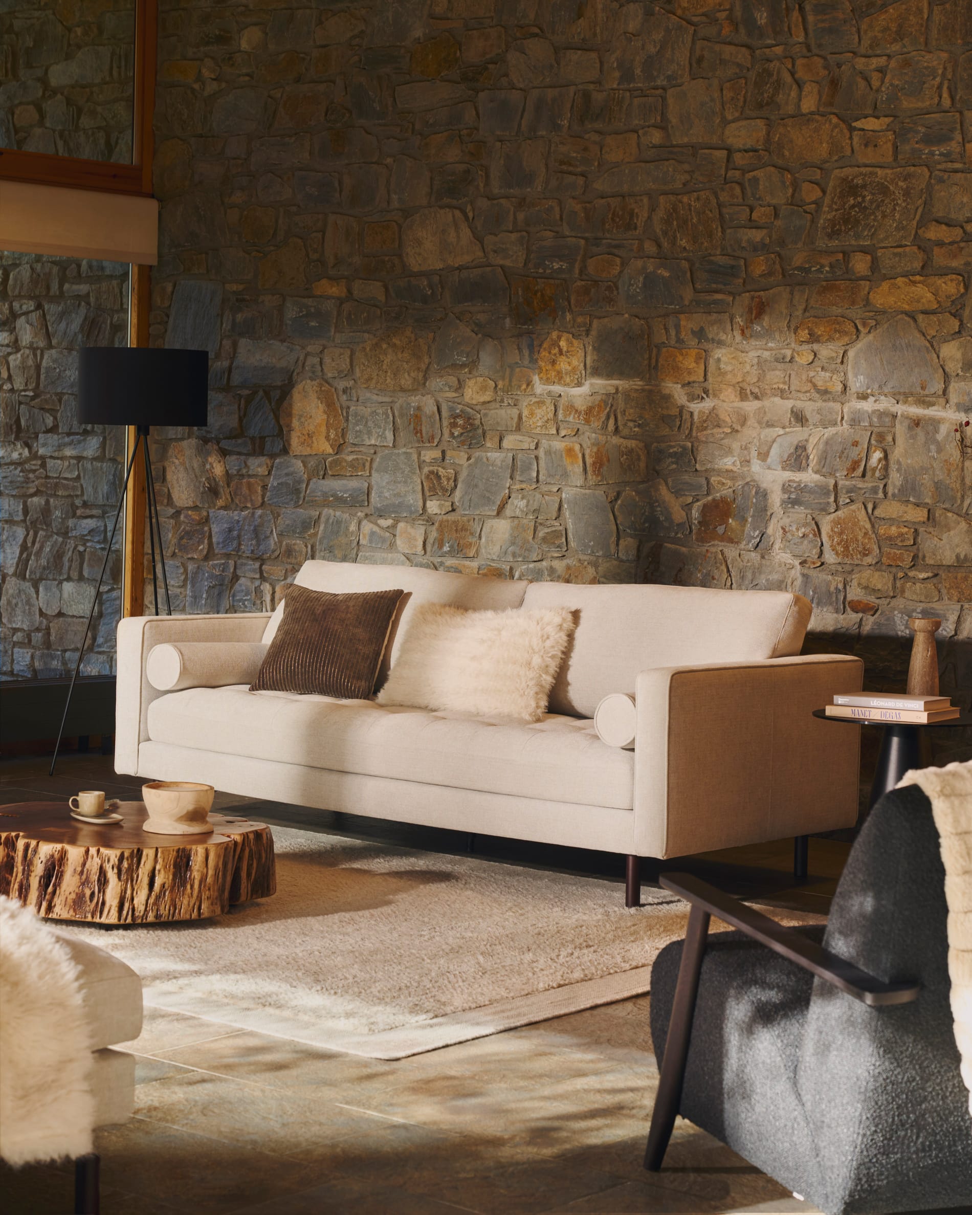 Das Debra 3-Sitzer-Sofa von Kave Home bietet perlfarbenen Chenille-Bezug, naturfarbene Beine und misst 222 cm in der Breite.