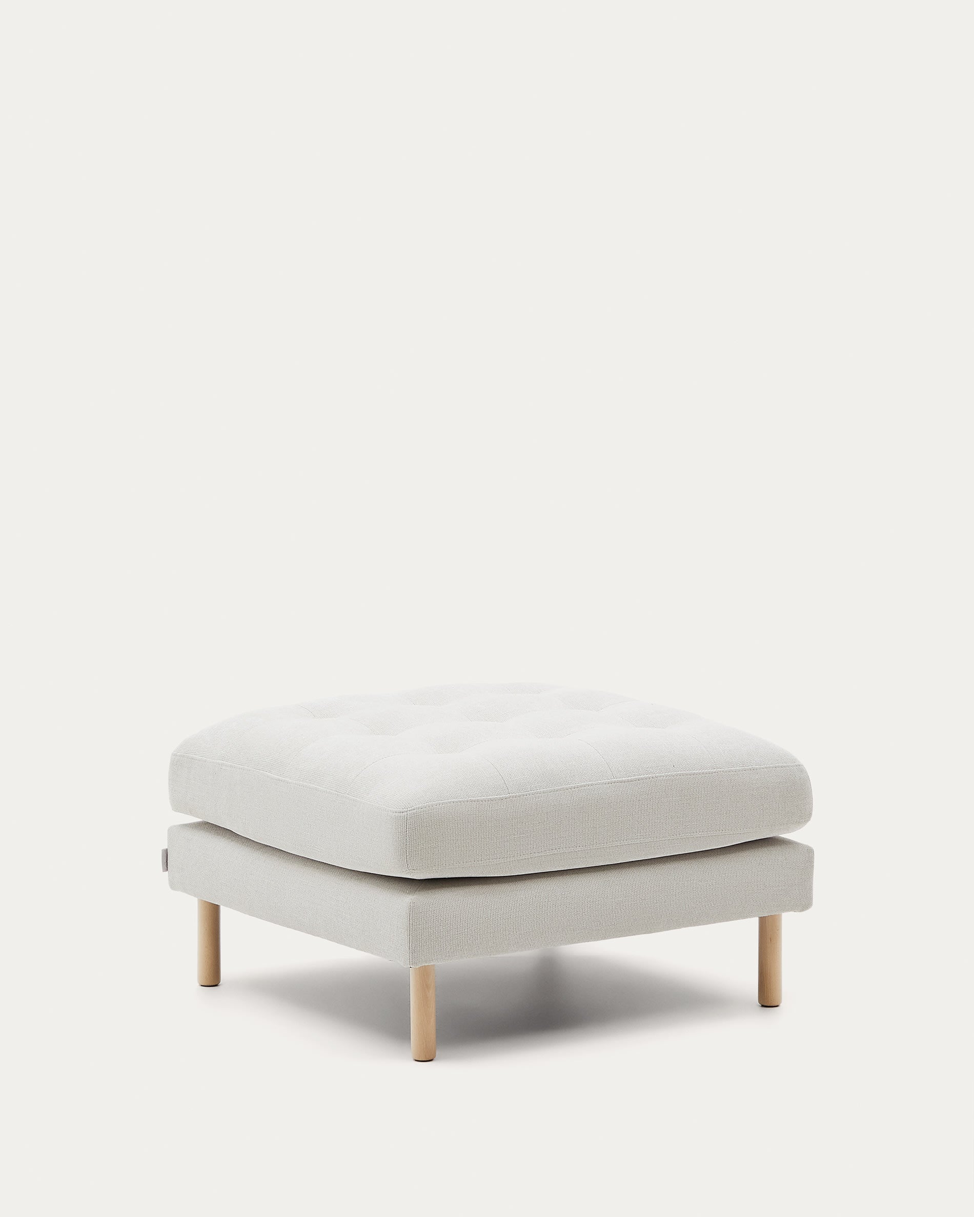 3D-Modell der Debra Fussablage: Perlfarbene Chenille, natürliche Beine, 80x80 cm, stilvoll und komfortabel.