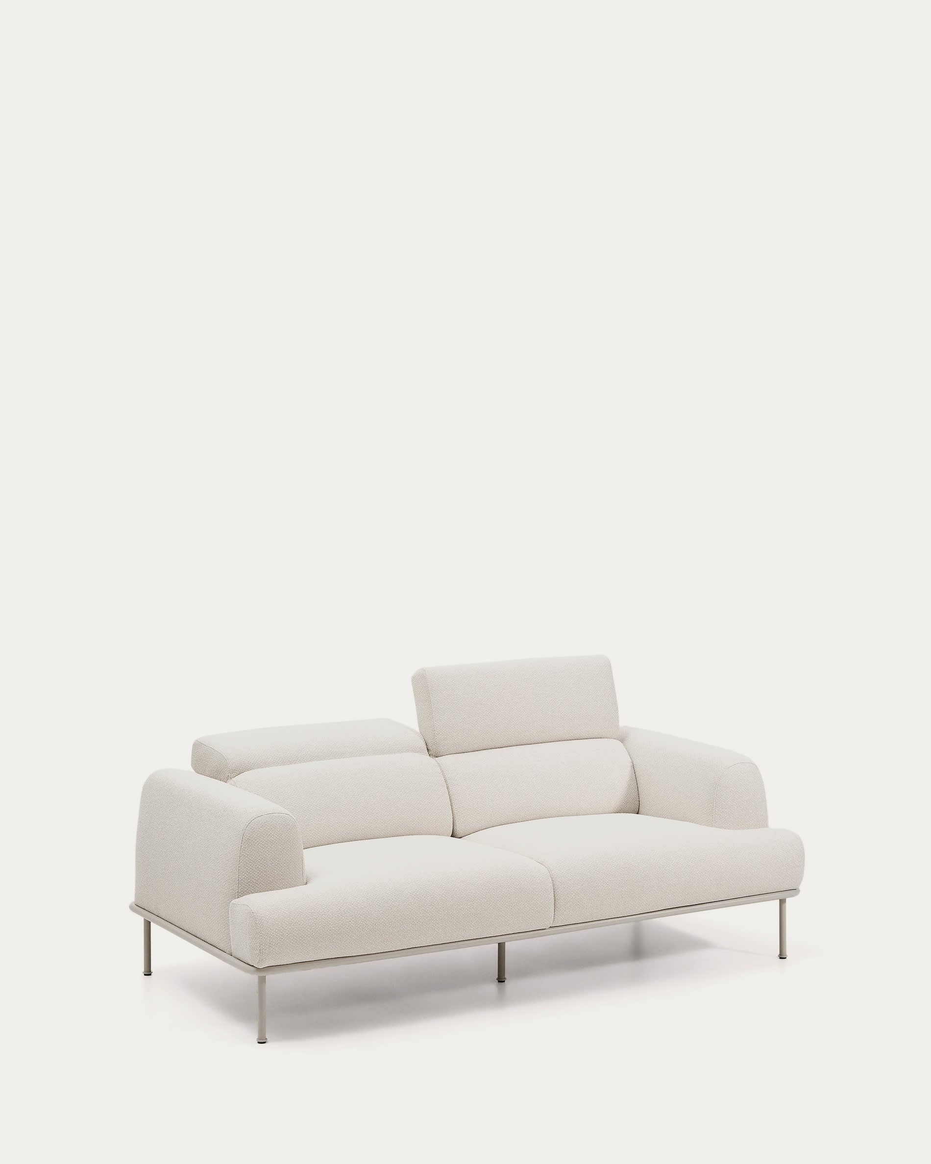 Erleben Sie das stilvolle 2-Sitzer-Sofa Aurum von Kave Home: Ecrufarbene Chenille, anpassbares Kopfteil und elegante mattbeige Beine für höchsten Sitzkomfort.