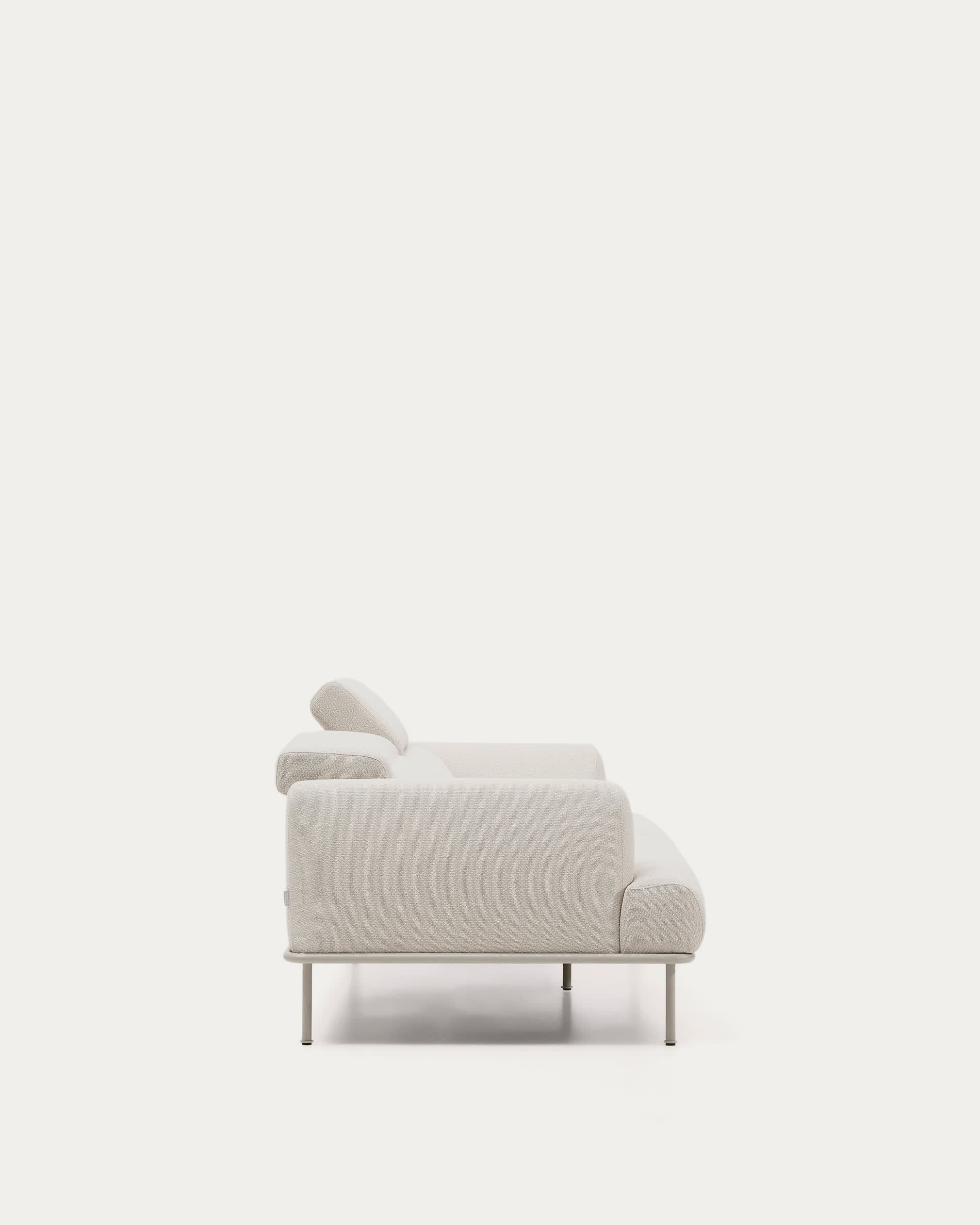 2-Sitzer-Sofa Aurum aus ecrufarbener Chenille mit verstellbarem Kopfteil und mattbeiger Me in Ecru präsentiert im Onlineshop von KAQTU Design AG. 2er Sofa ist von Kave Home