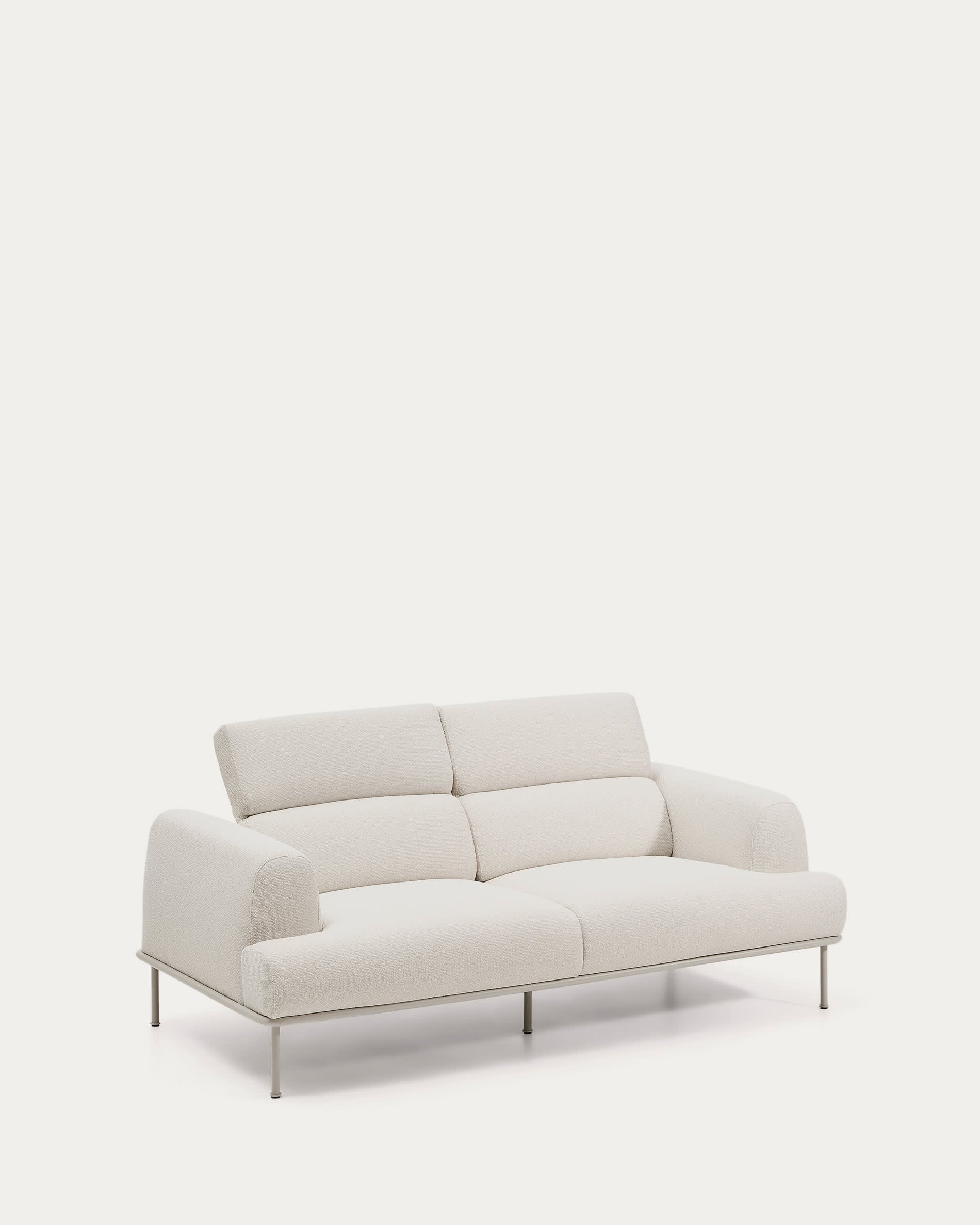 2-Sitzer-Sofa Aurum aus ecrufarbener Chenille mit verstellbarem Kopfteil und mattbeiger Me in Ecru präsentiert im Onlineshop von KAQTU Design AG. 2er Sofa ist von Kave Home