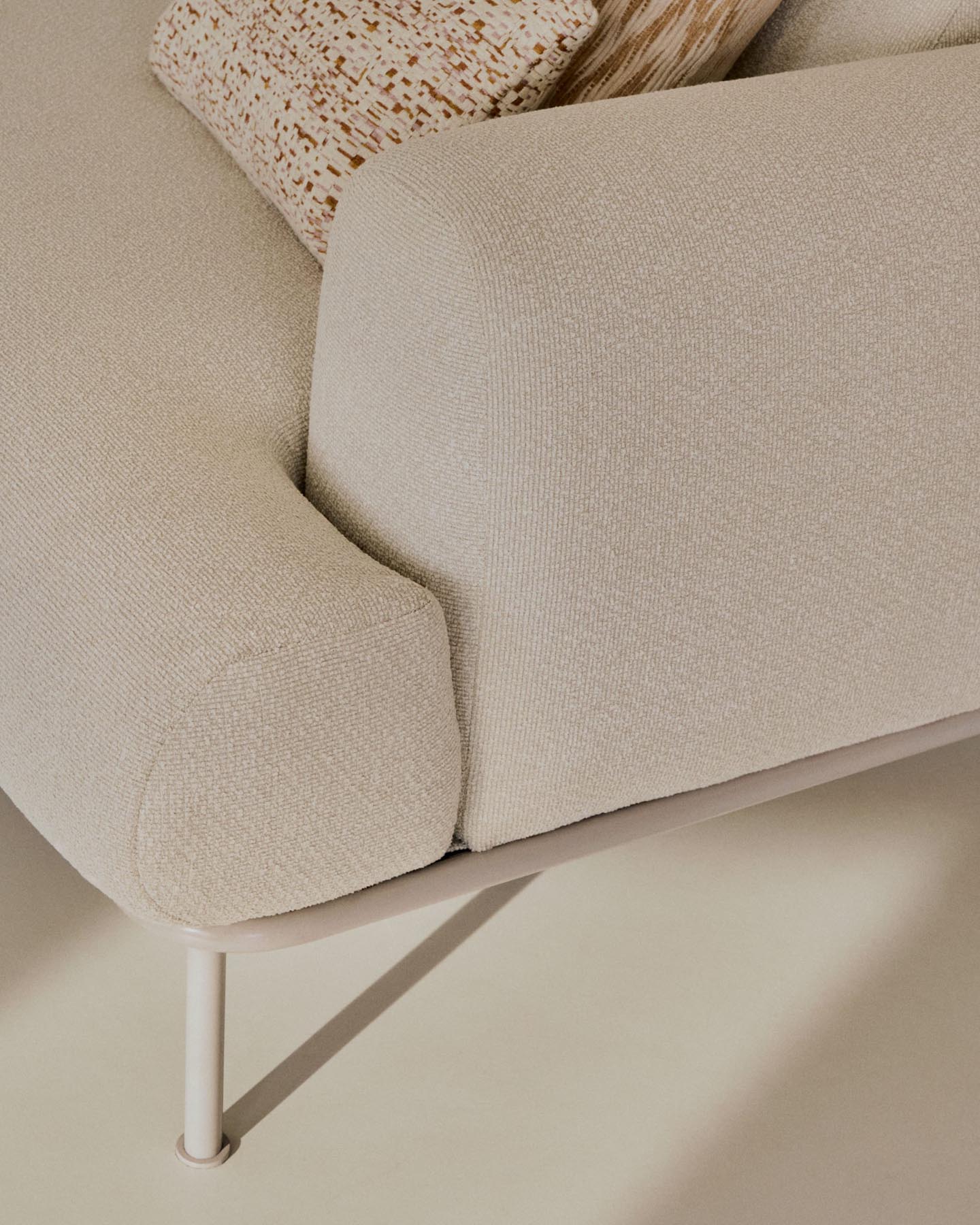 Erleben Sie das 2-Sitzer-Sofa Aurum von Kave Home: Komfortable Chenille-Oberfläche, anpassbares Kopfteil und stilvolle mattbeige Beine für Ihr Zuhause.