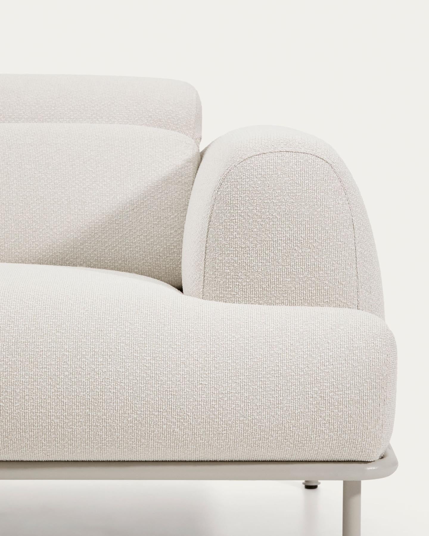 Stylisches 2-Sitzer-Sofa Aurum von Kave Home: Ecrufarbene Chenille, anpassbares Kopfteil und elegante mattbeige Beine für höchsten Sitzkomfort.