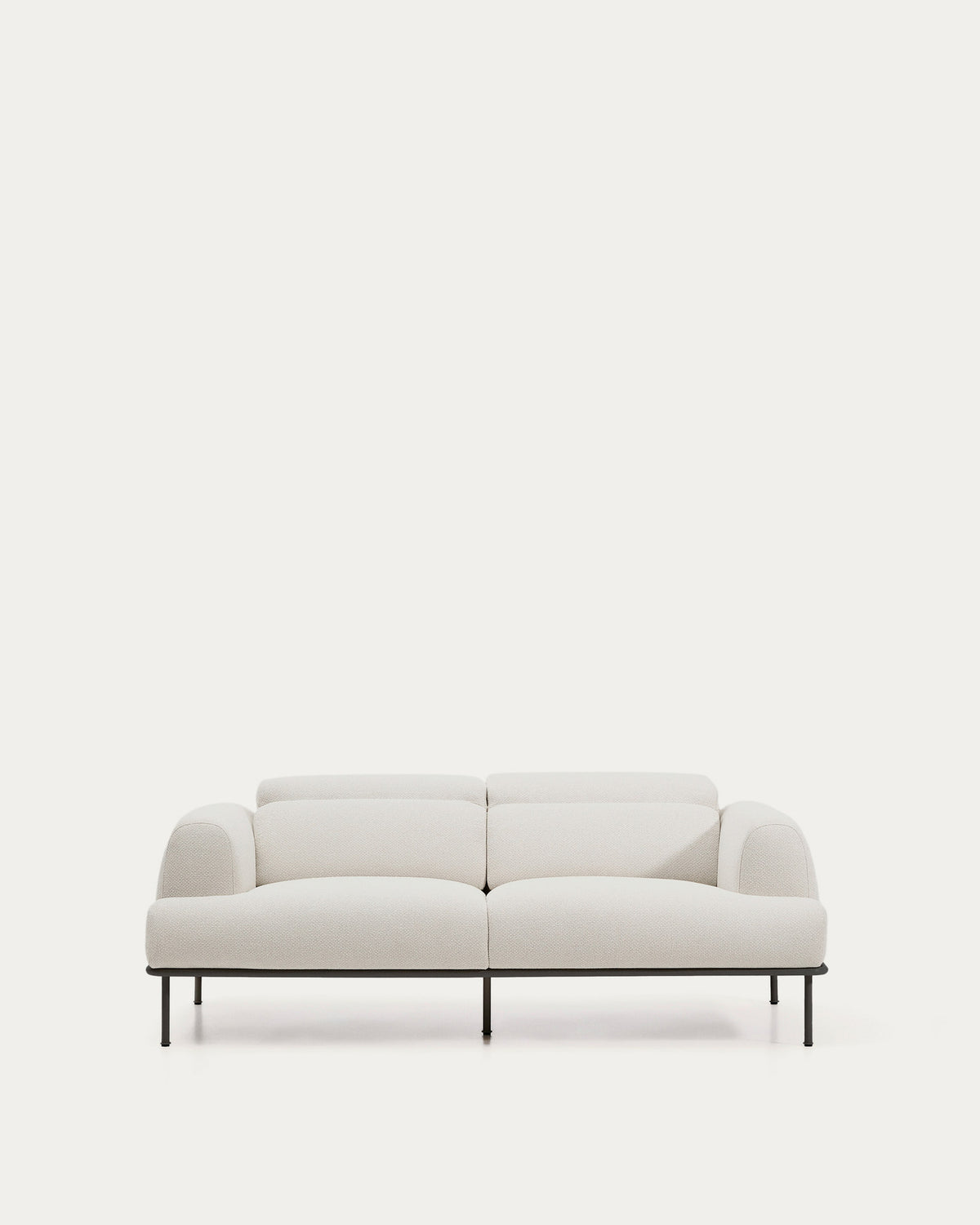 2-Sitzer-Sofa Aurum aus ecrufarbener Chenille mit verstellbarem Kopfteil und mattgrauer Metallbasis 214 cm FSC Mix Credit in Ecru präsentiert im Onlineshop von KAQTU Design AG. 2er Sofa ist von Kave Home