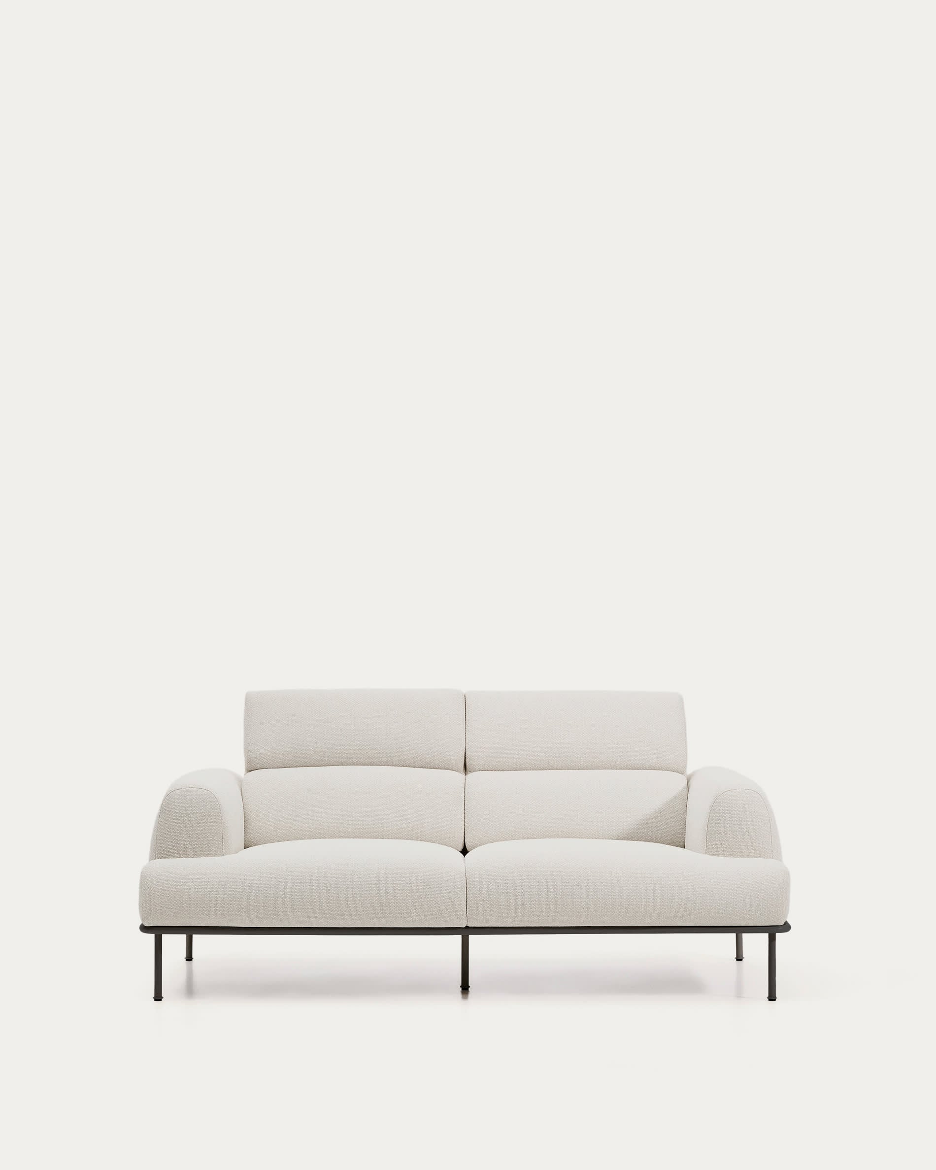 Entdecken Sie das stilvolle 2-Sitzer-Sofa Aurum von Kave Home, aus edler ecrufarbener Chenille mit verstellbarem Kopfteil und modernen mattgrauen Füßen.