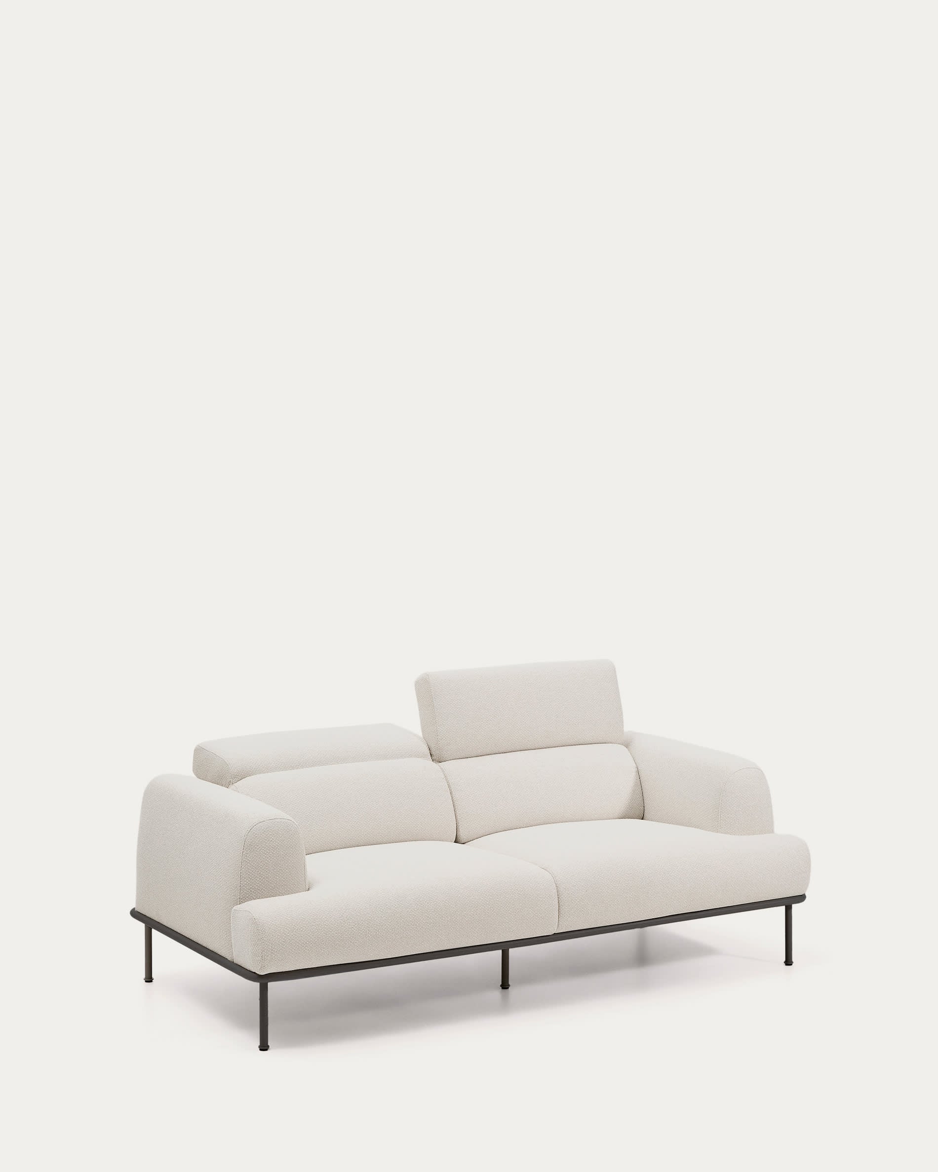 Erleben Sie das elegante 2-Sitzer-Sofa Aurum von Kave Home, gefertigt aus hochwertiger ecrufarbener Chenille mit anpassbarem Kopfteil und stabilen mattgrauen Beinen.