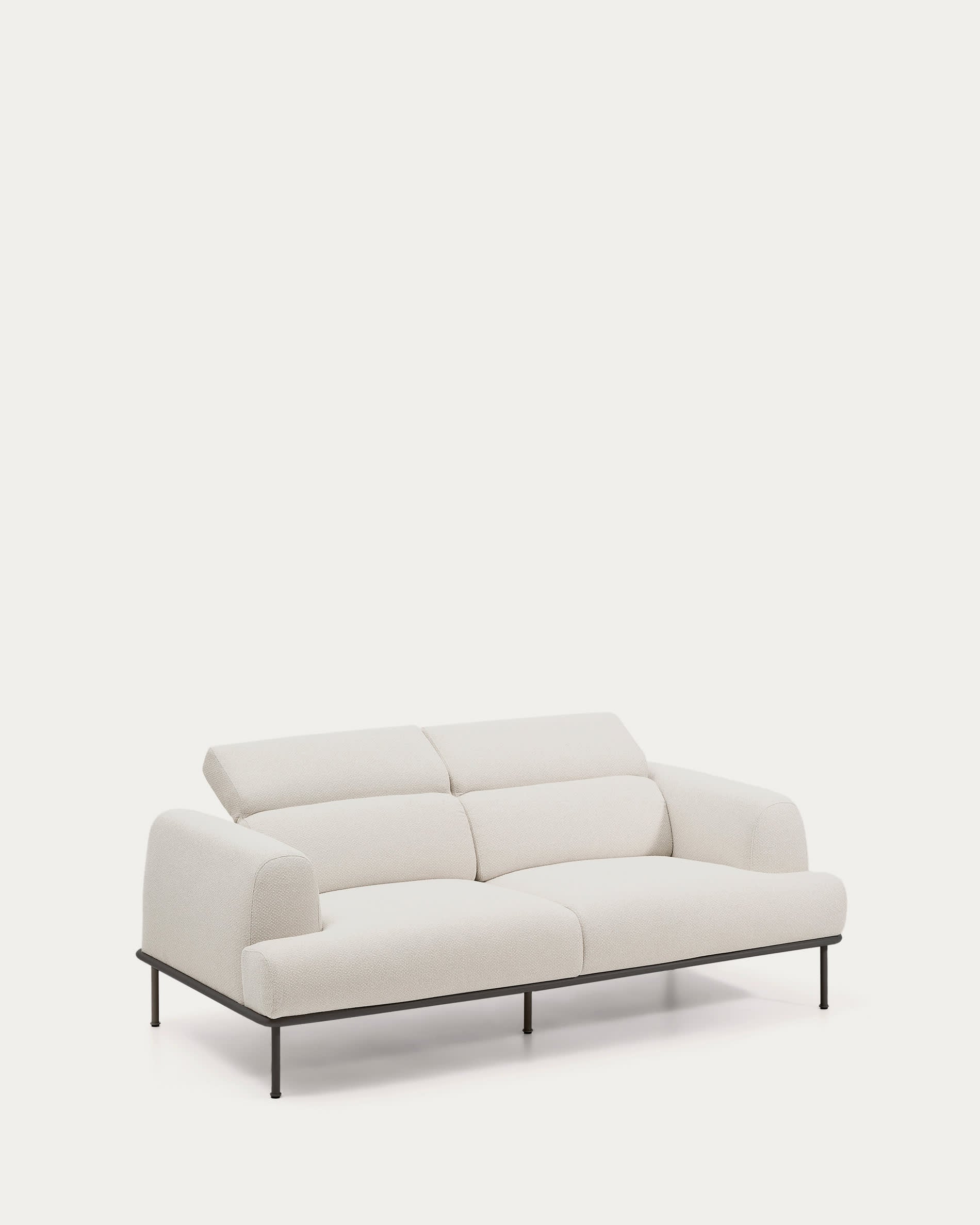 Entdecken Sie das stilvolle 2-Sitzer-Sofa Aurum in ecrufarbener Chenille mit verstellbarem Kopfteil und modernen mattgrauen Beinen von Kave Home.