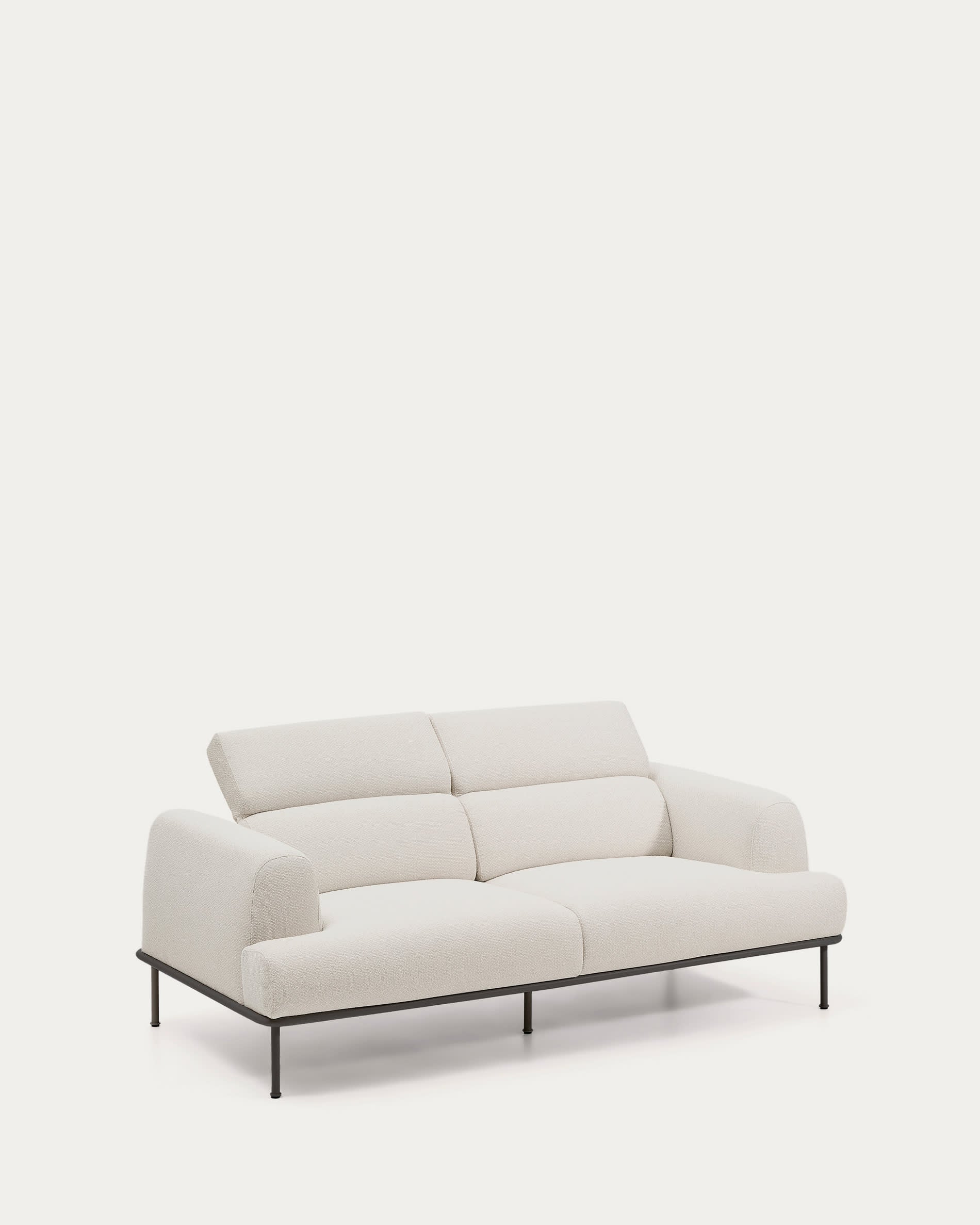 2-Sitzer-Sofa Aurum aus ecrufarbener Chenille mit verstellbarem Kopfteil und mattgrauer Me in Ecru präsentiert im Onlineshop von KAQTU Design AG. 2er Sofa ist von Kave Home