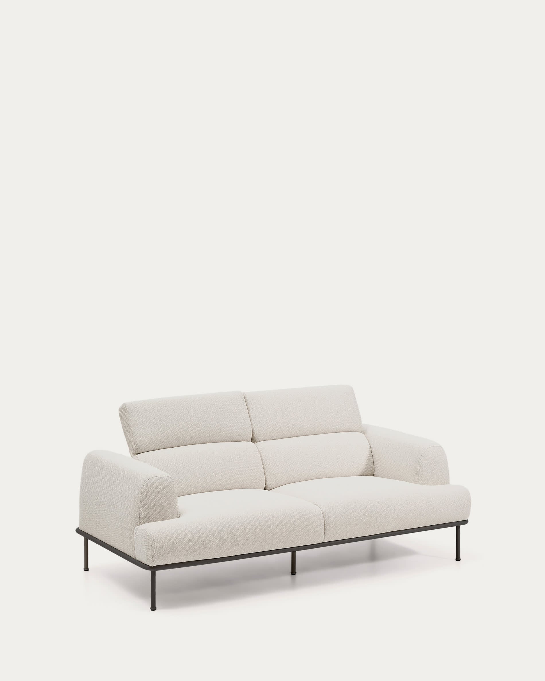 Entdecken Sie das stilvolle 2-Sitzer-Sofa Aurum in ecrufarbener Chenille mit verstellbarem Kopfteil und modernen mattgrauen Beinen von Kave Home.